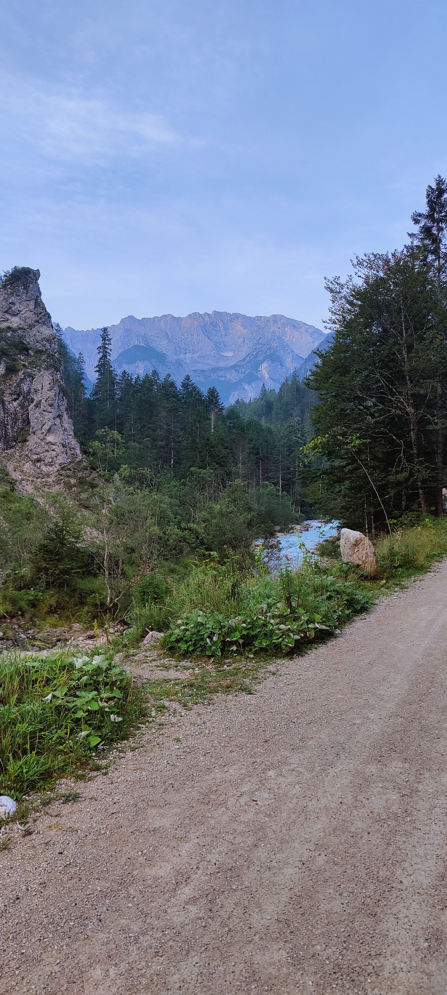 Early morning on the trail through the Reintal valley
