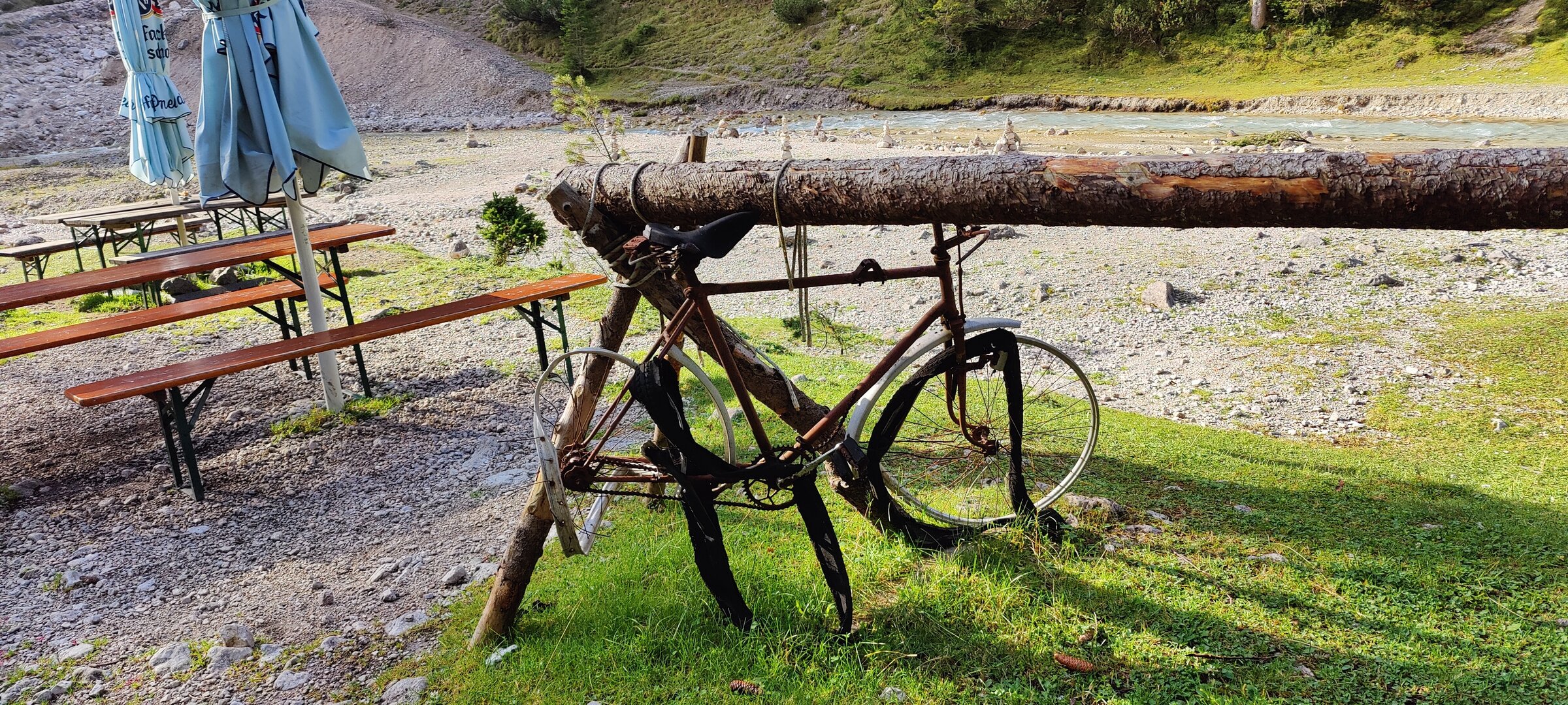 A rusty old bike parked near the Reintalangerhütte — clearly not going anywhere soon