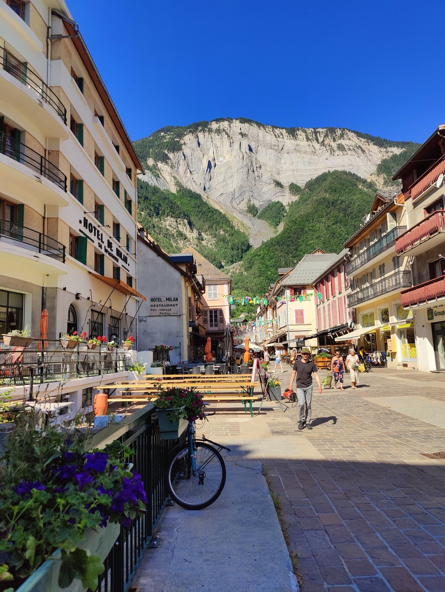 Bourg-d'Oisans avec l'imposante falaise en arrière-plan