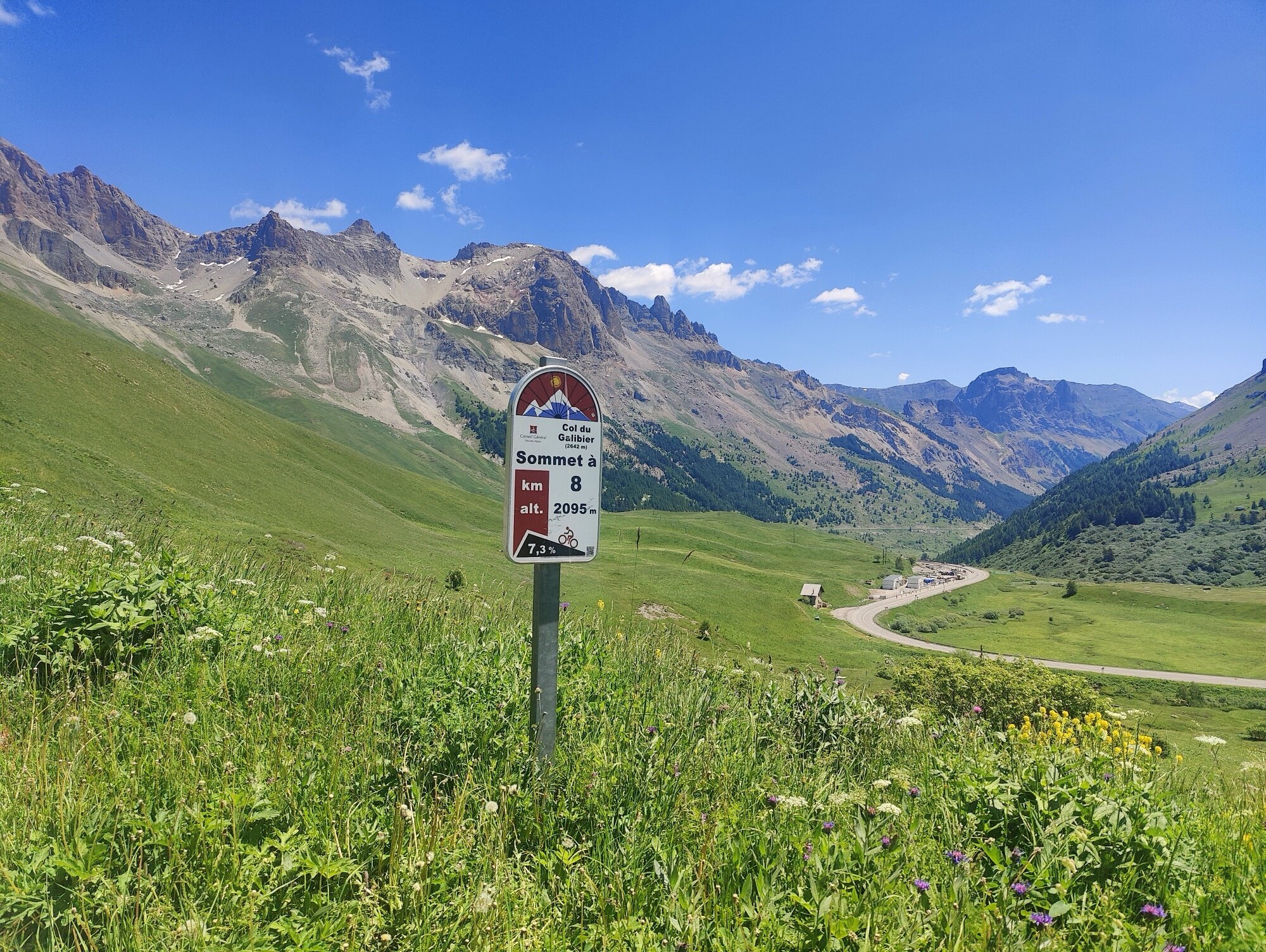 8 km jusqu'au sommet — les alpages s'étendent devant avec le Grand Galibier en arrière-plan