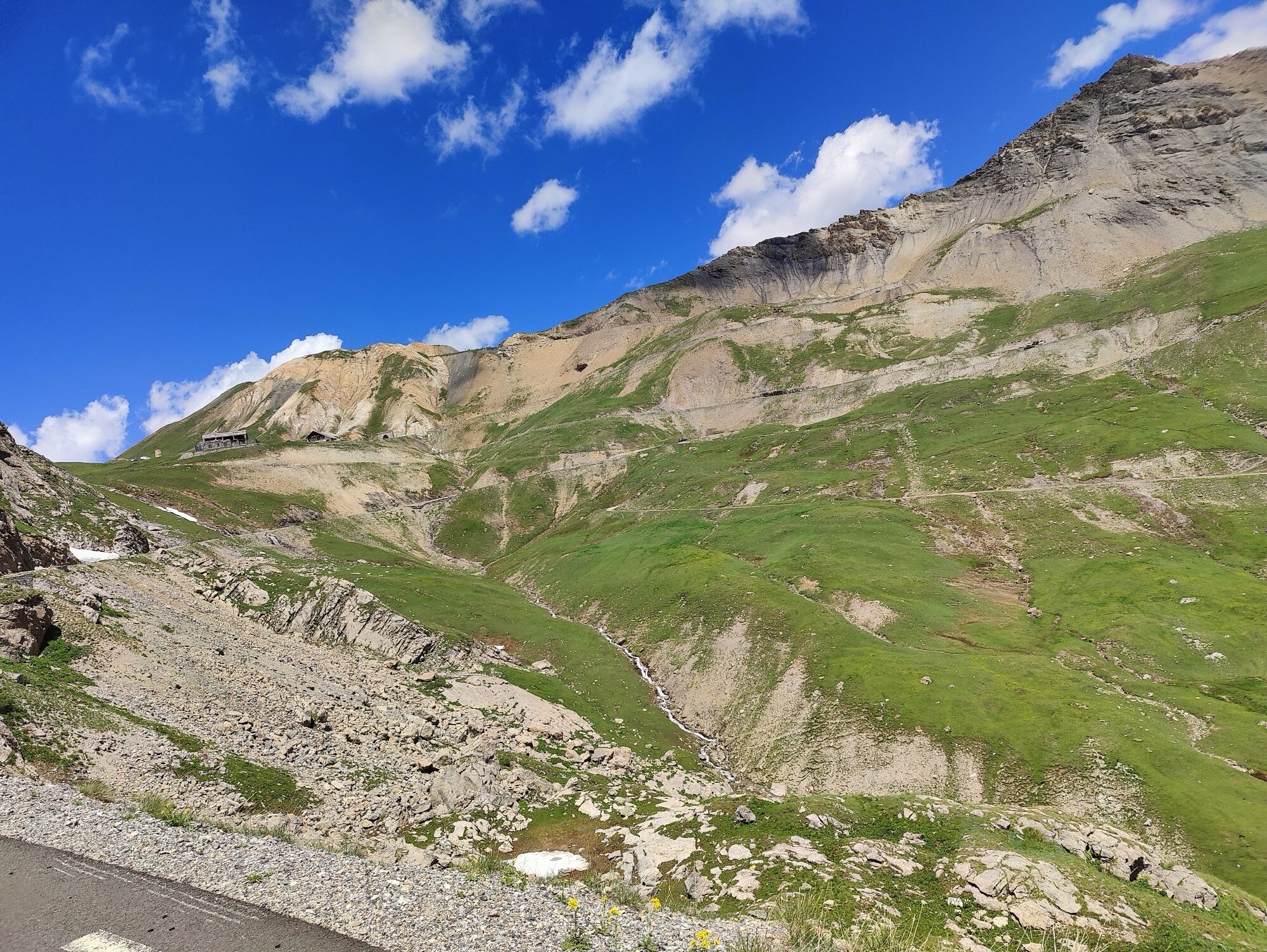 La dernière rampe — éboulis, neige résiduelle et air raréfié