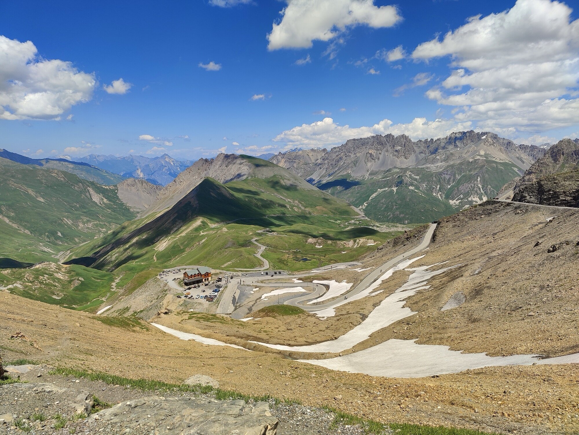 Les lacets et le bâtiment du sommet vus depuis le col du Galibier