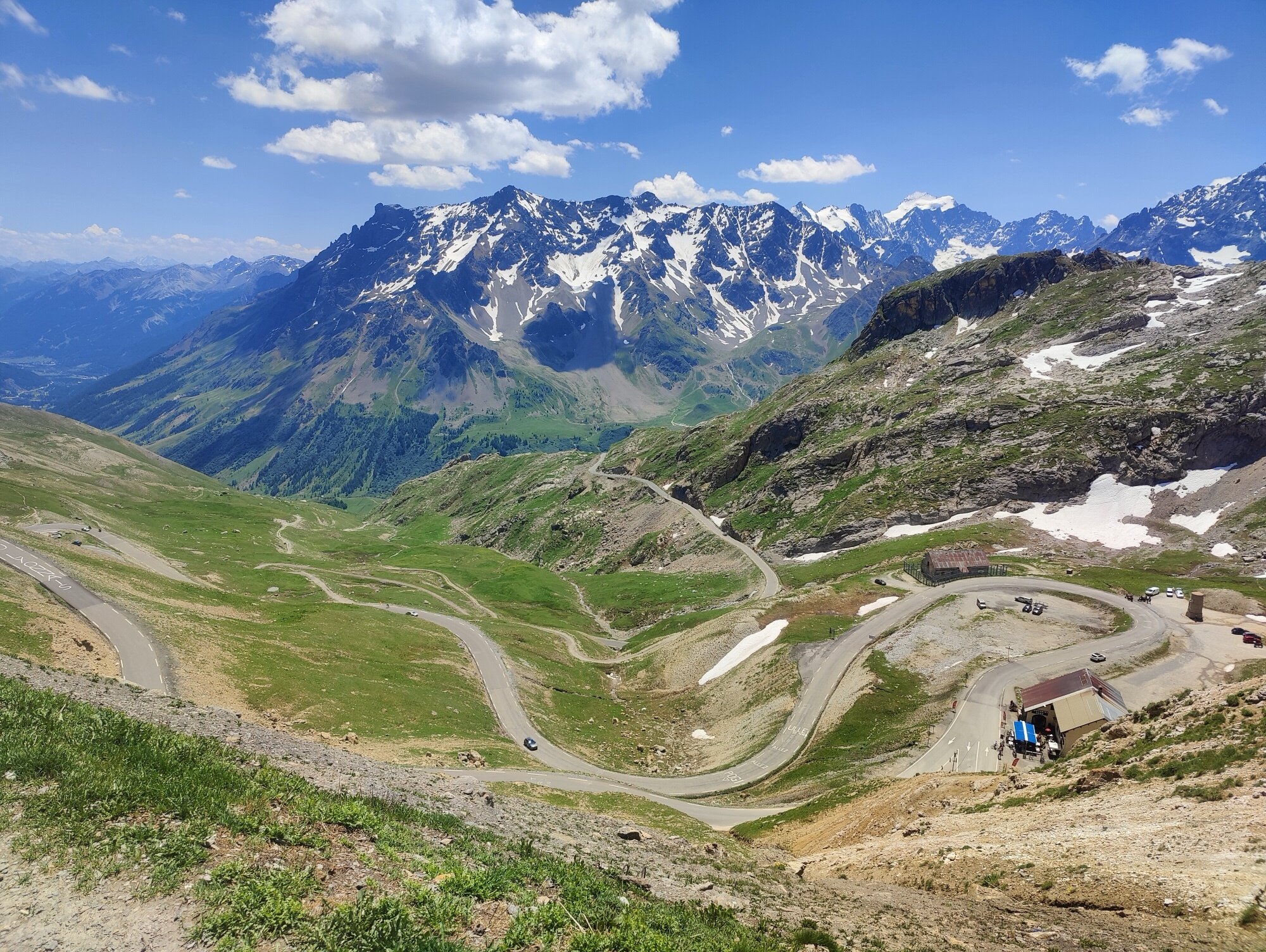 Les légendaires lacets du Galibier plongeant vers Valloire