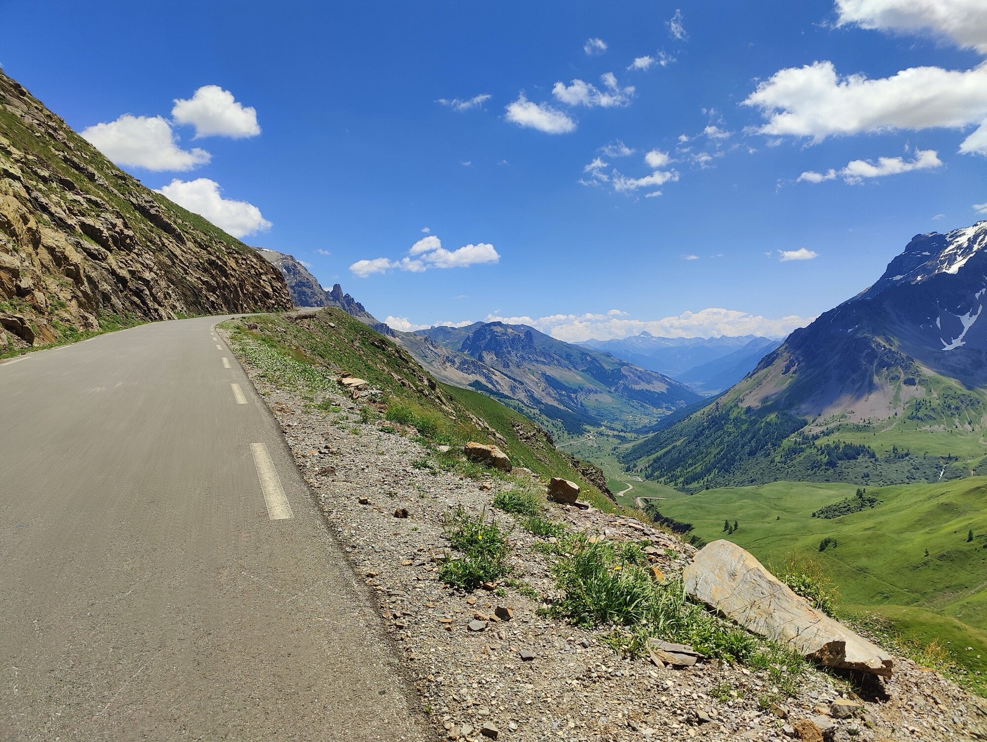 Vue plongeante sur la vallée depuis les pentes supérieures du Galibier