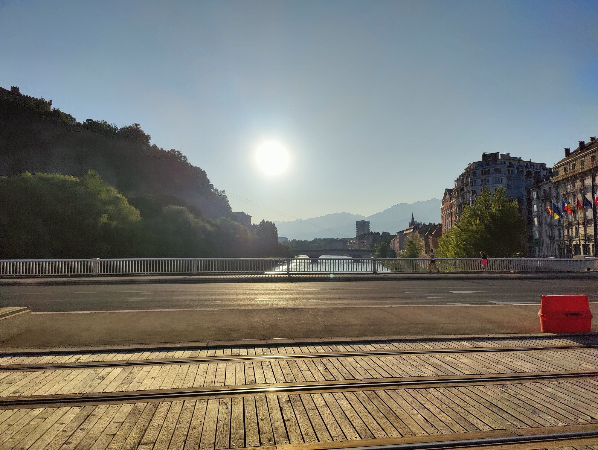 Grenoble au petit matin — la journée commence