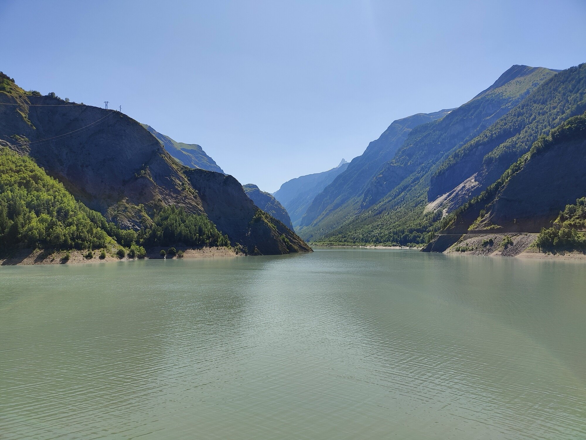 Le Lac du Chambon — vue magnifique sur le barrage et l'eau turquoise coincée entre les parois rocheuses