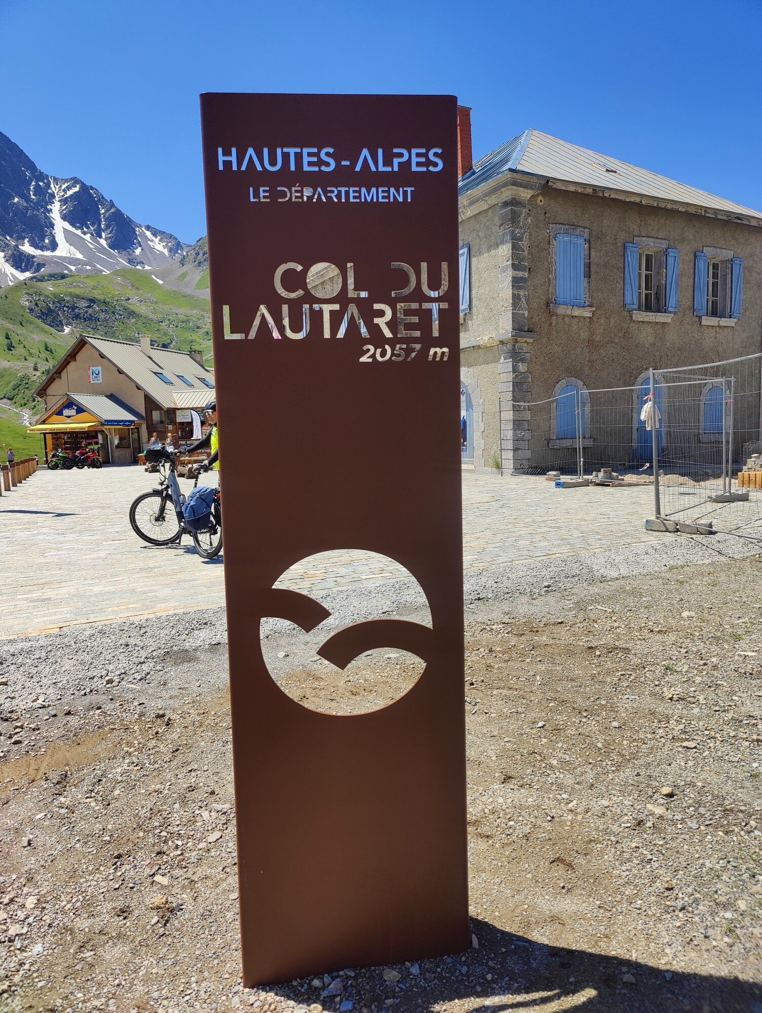 Le panneau du Col du Lautaret à 2 057 m — porte d'entrée du Galibier