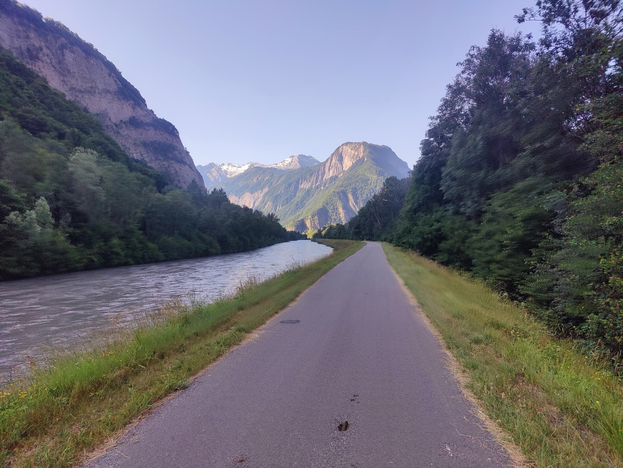 La piste cyclable le long de la Romanche — les sommets enneigés au loin