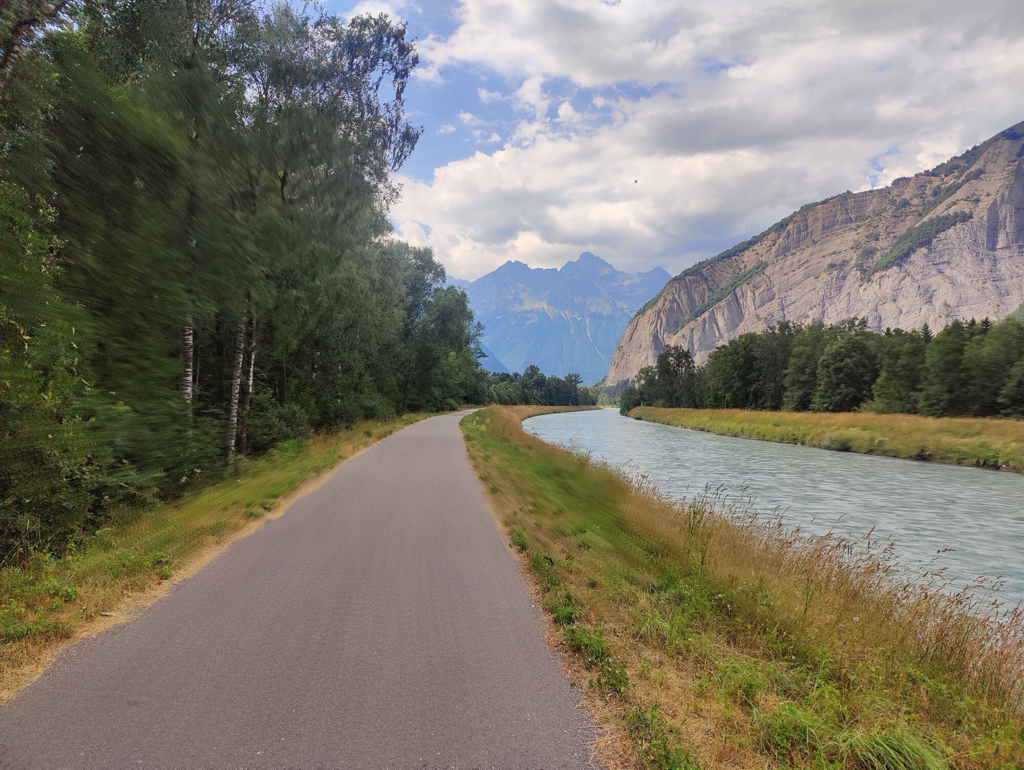 La piste cyclable de la Romanche — 40 km de bitume plat, jambes en pilote automatique, Grenoble se rapproche