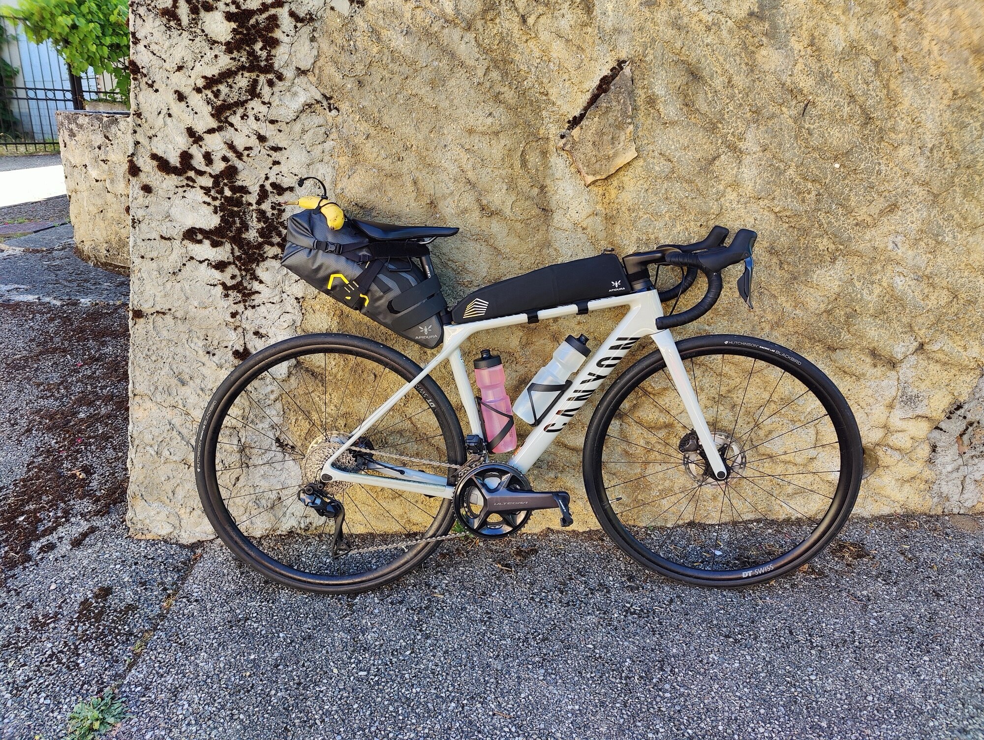 Le Canyon équipé pour une boucle alpine de deux jours — sacoche de cadre, de selle et de guidon