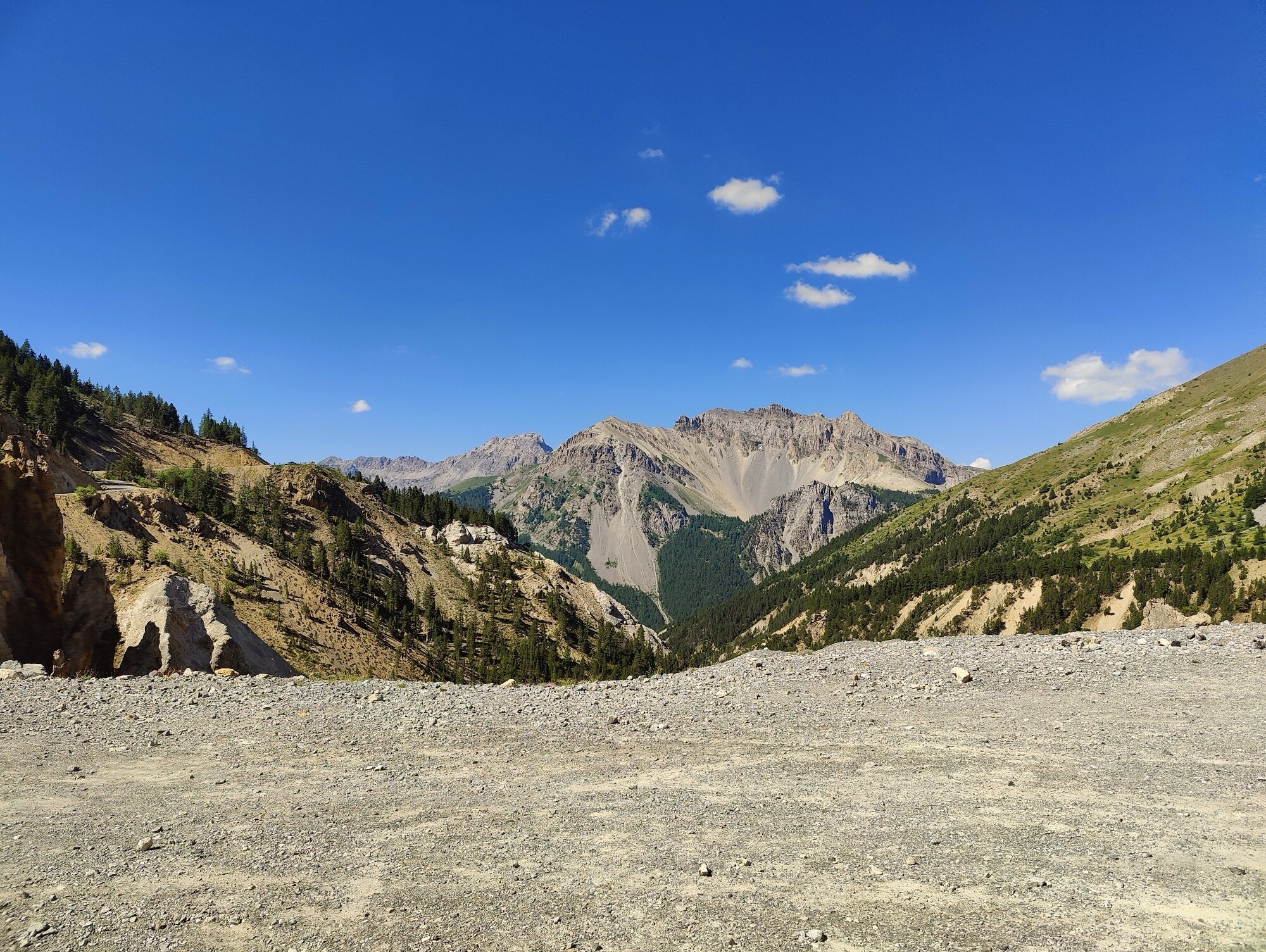 La Casse Déserte : cheminées d'érosion et pierriers — rien ne pousse dans ce paysage lunaire