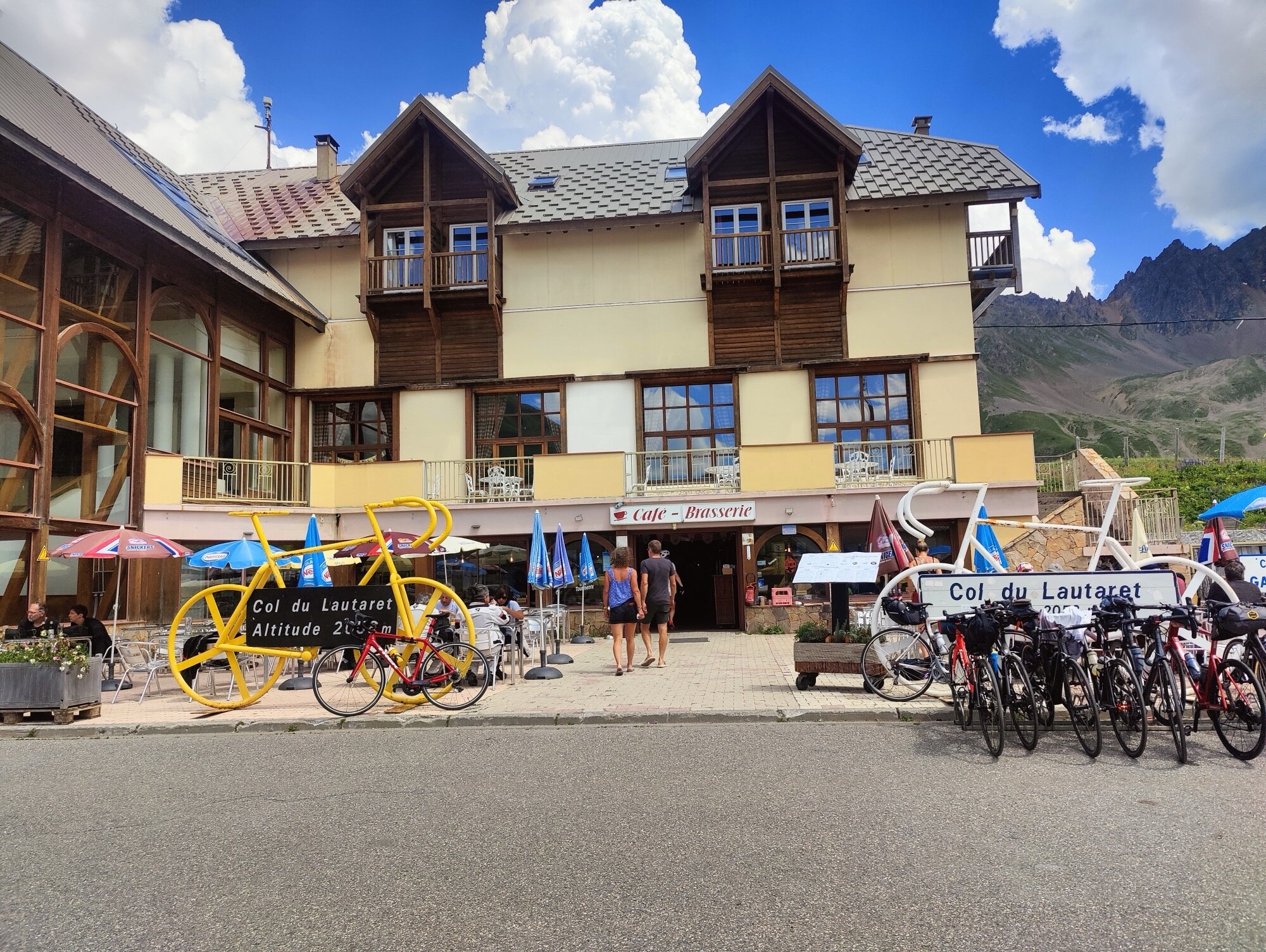 La terrasse du café au Lautaret à 2 058 m — le vélo jaune géant, passage obligé de chaque cycliste