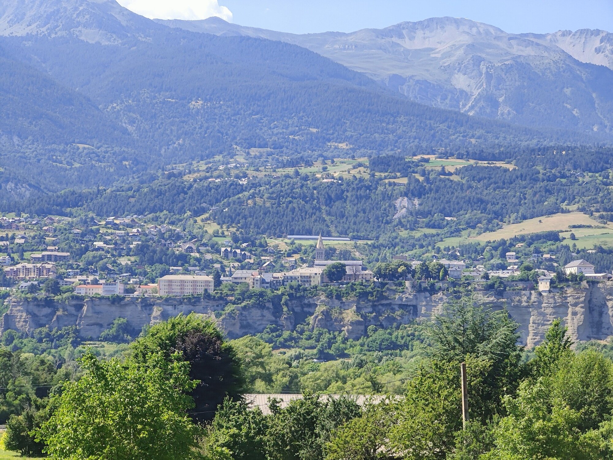 Le quartier médiéval d'Embrun perché sur le Roc, 80 mètres au-dessus de la Durance