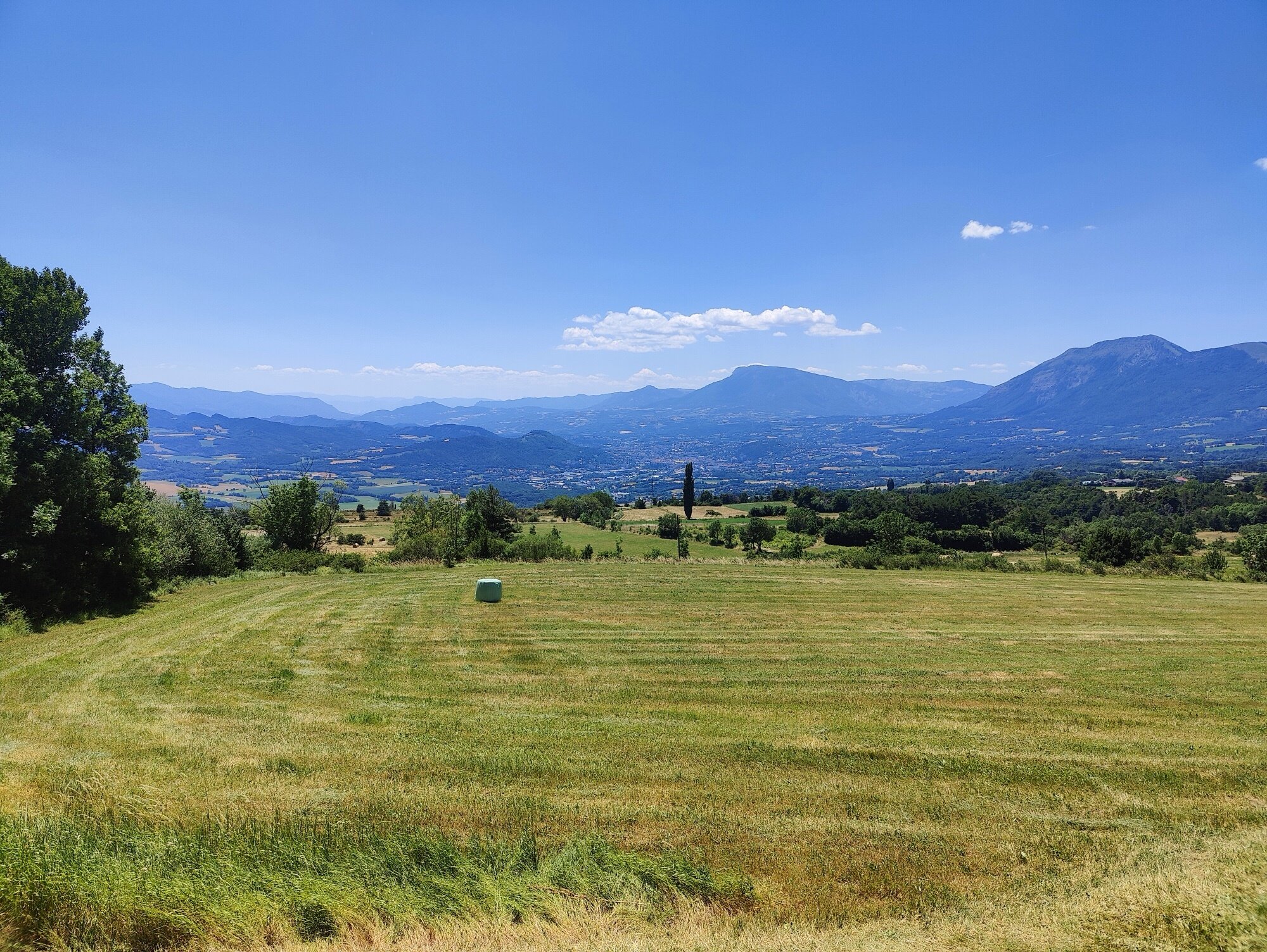 Le haut plateau près de Gap — grands ciels, vues dégagées, les Alpes reculant à l'horizon