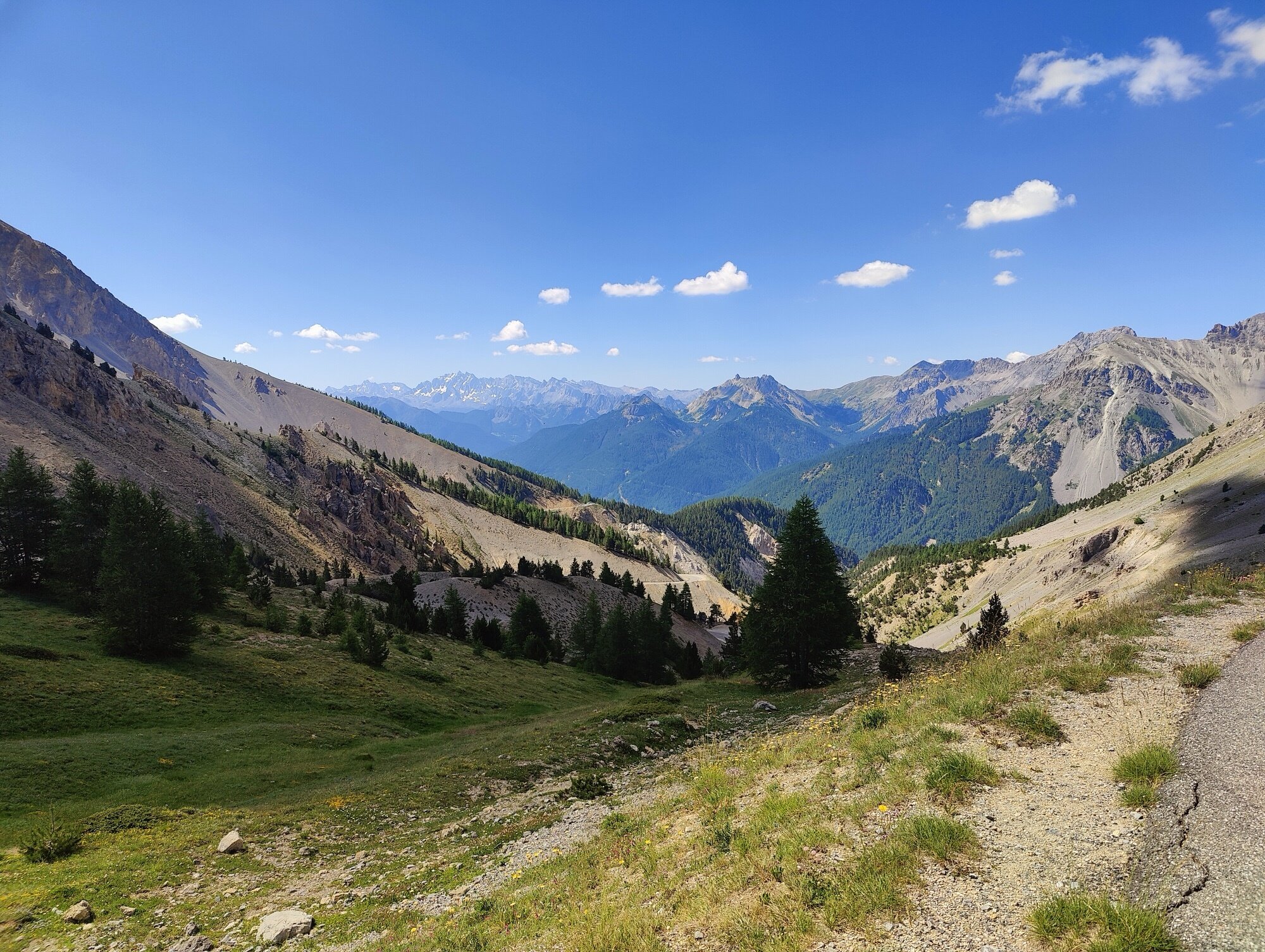 Regard vers le nord depuis le sommet : le Briançonnais en contrebas, les Écrins à l'horizon