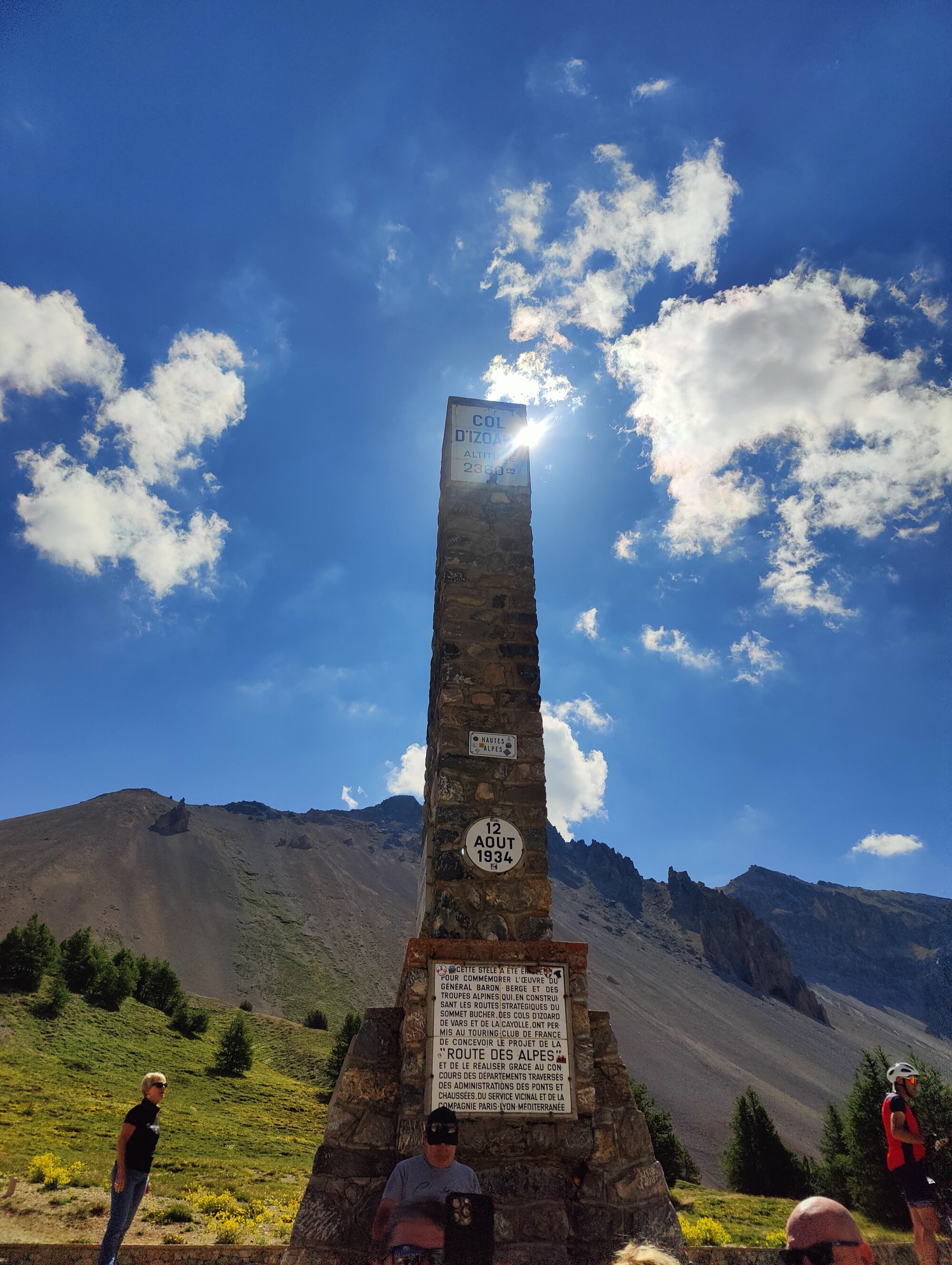 La stèle de l'Izoard à 2 360 m — hommage à Coppi et Bobet, deux légendes de ce col