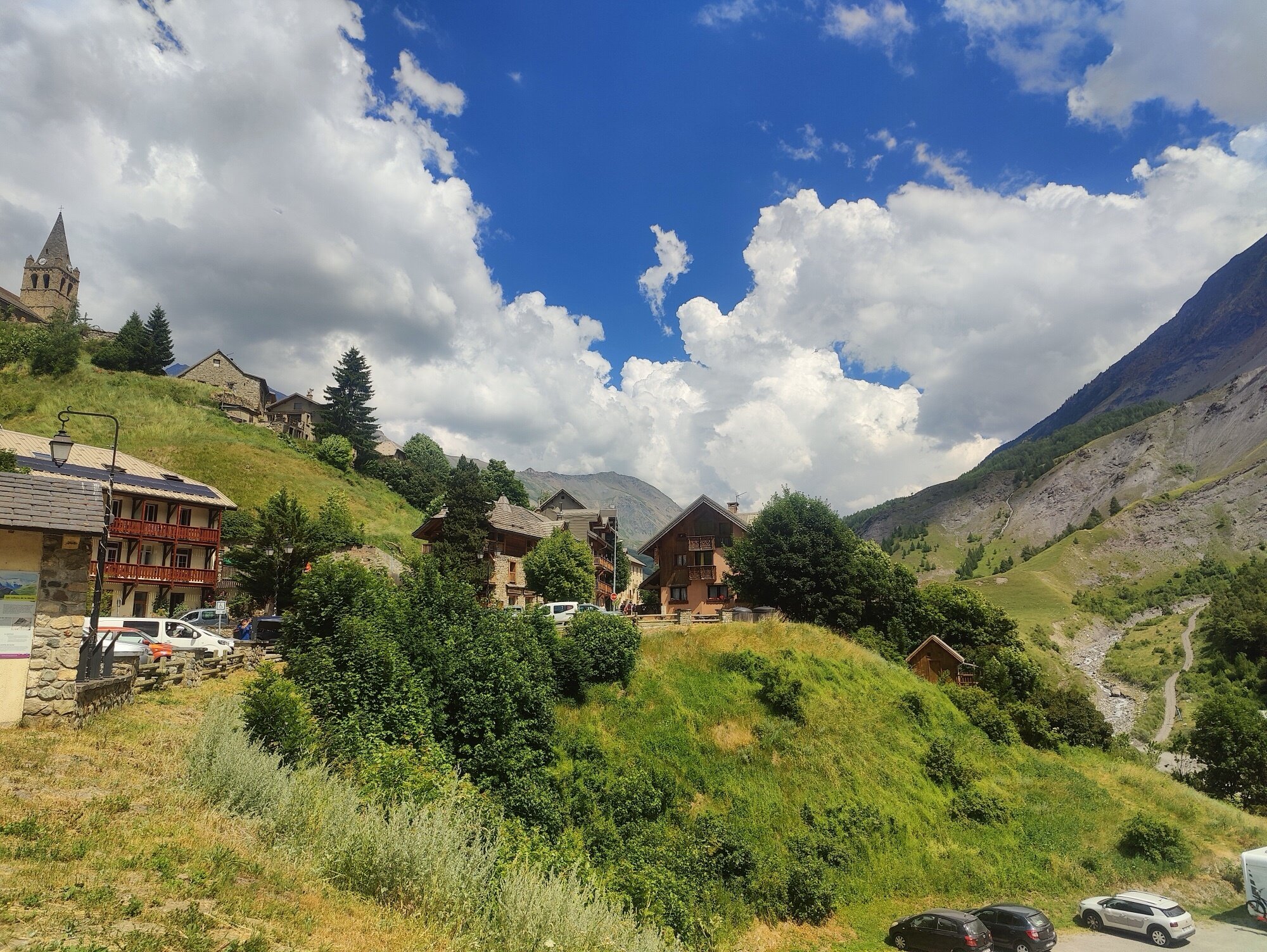 La Grave blottie sous La Meije — maisons de pierre et clocher roman du XIIᵉ siècle
