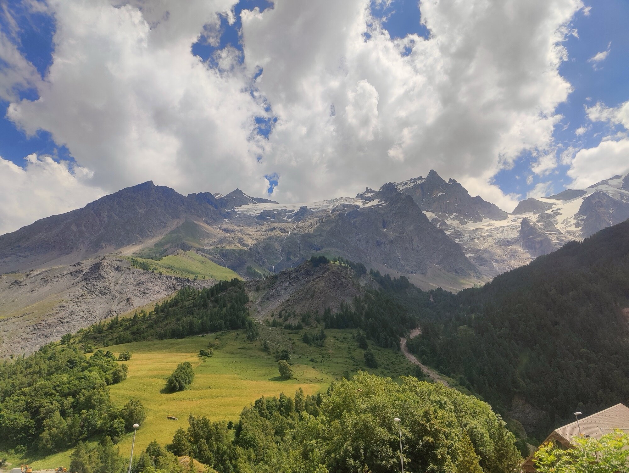 La face nord de La Meije : glaciers suspendus et séracs, soudain tout proches depuis la route