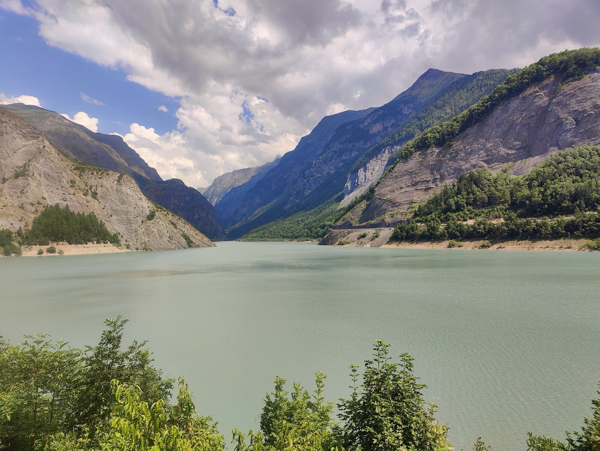 Le Lac du Chambon : eau glaciaire laiteuse entre les parois abruptes de la Romanche