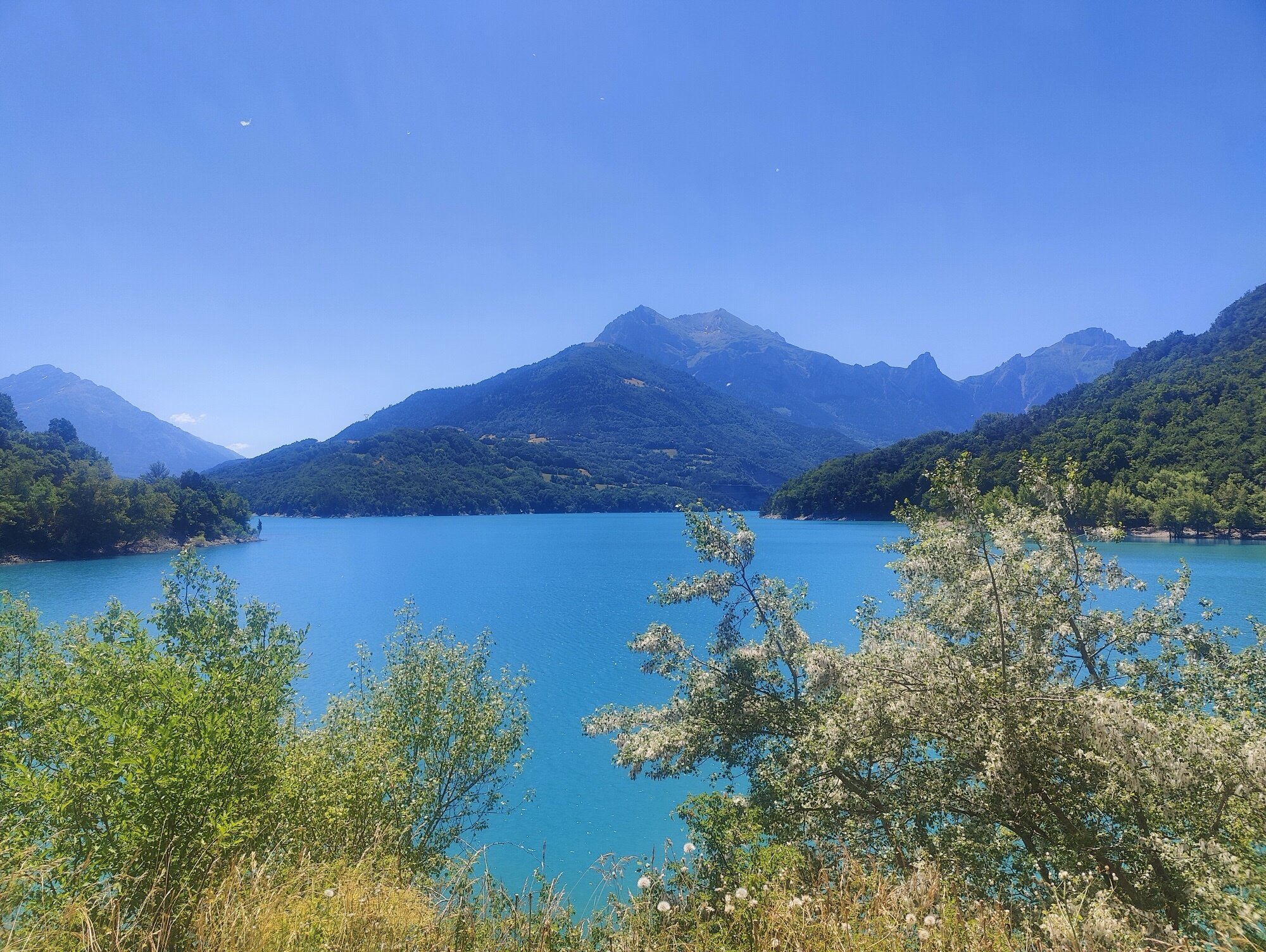 Le Lac du Sautet turquoise vif — des eaux de barrage qui semblent tropicales jusqu'à ce qu'on remarque les sommets