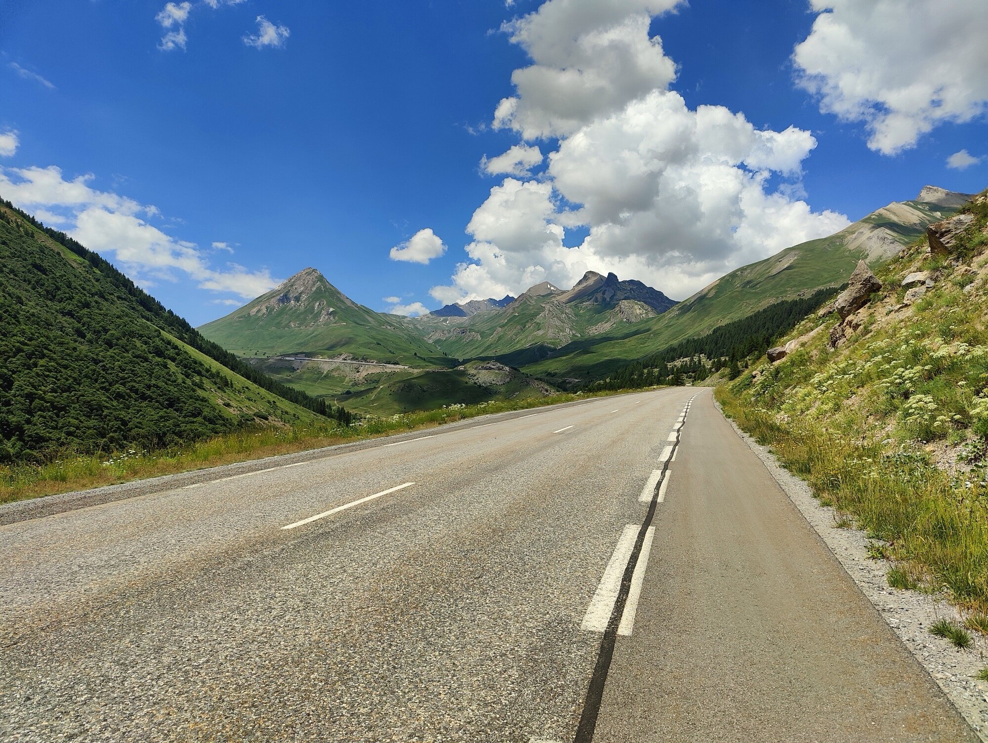 La vallée de la Guisane s'ouvrant vers le Lautaret — une montée longue et patiente à travers les alpages