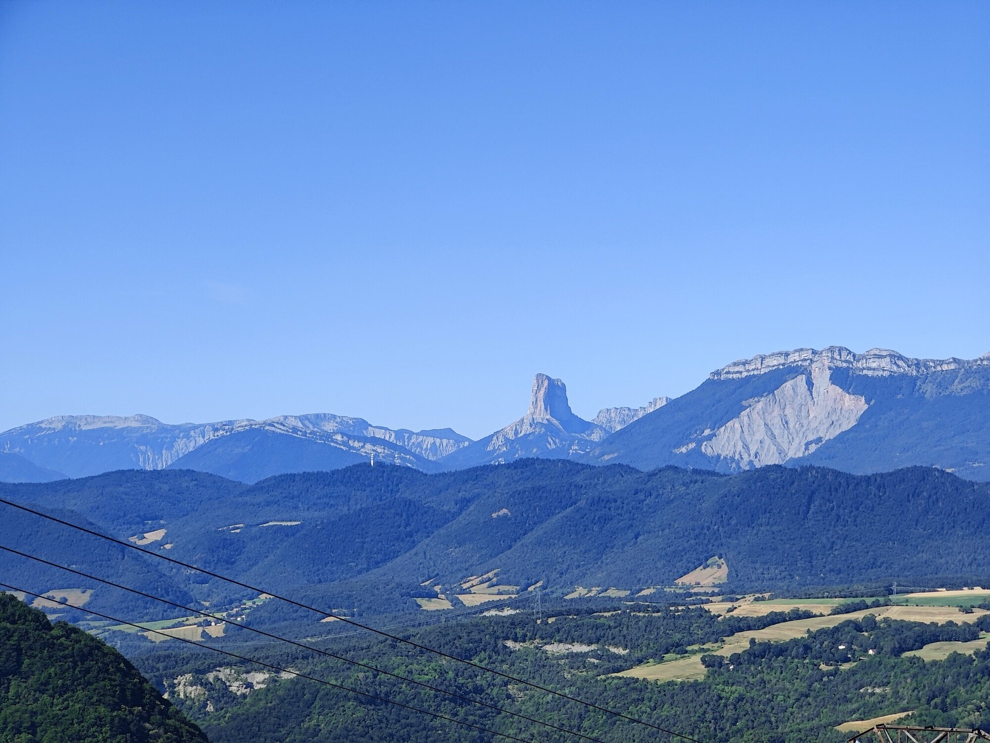 Le Mont Aiguille, mesa aux parois verticales jaillissant du Trièves — première ascension en 1492