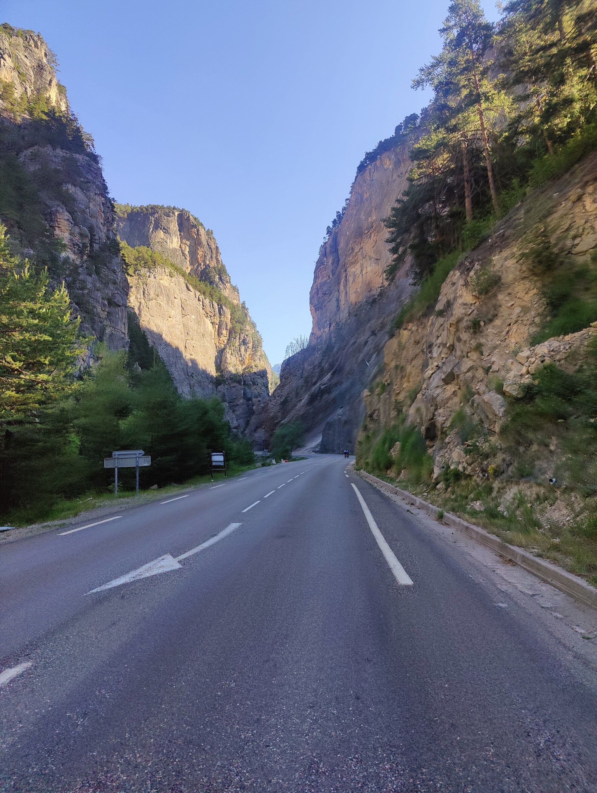 Parois calcaires de 200 mètres surplombant la route dans la Combe du Queyras