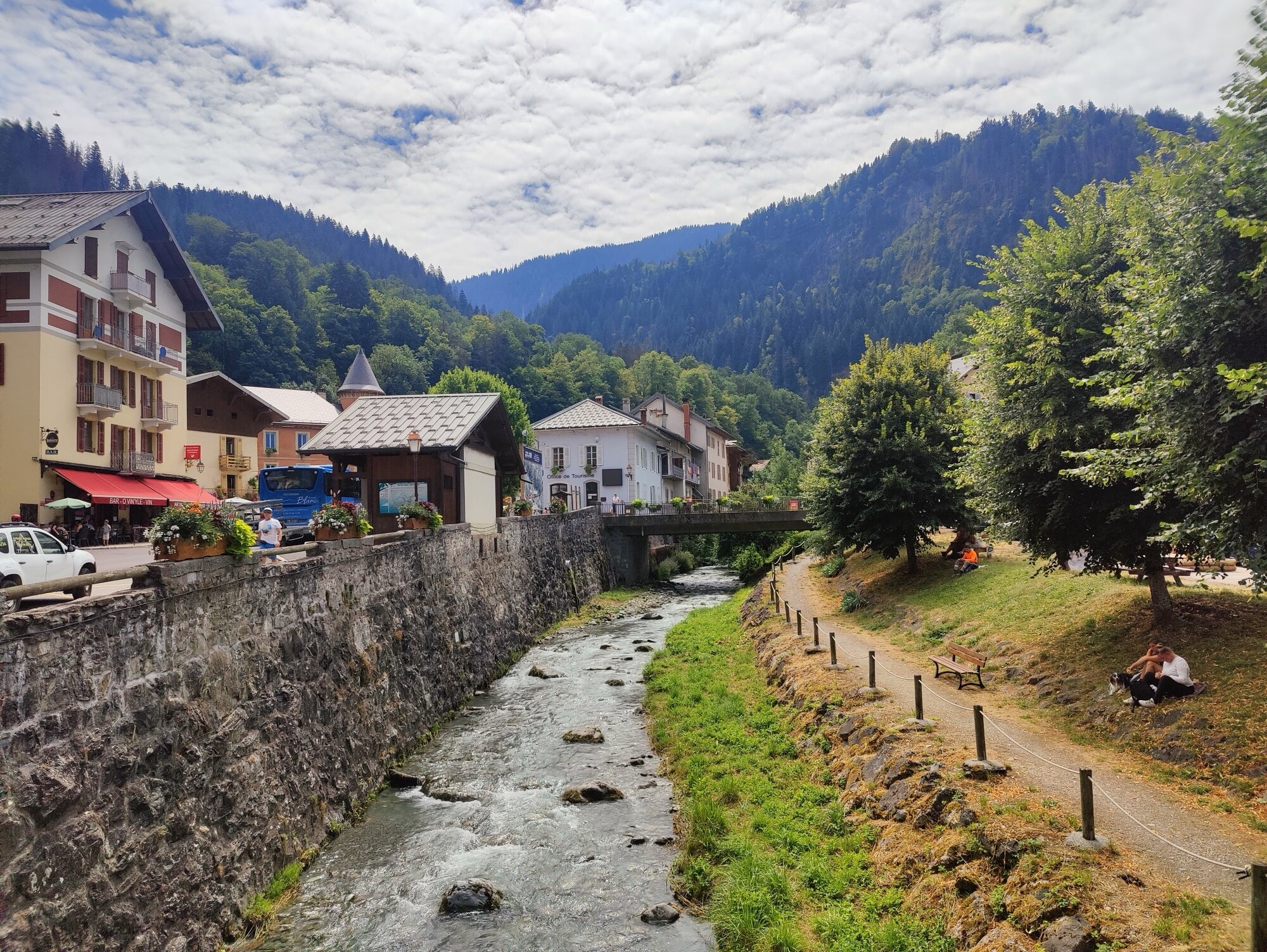 Le charmant village de Beaufort avec sa rivière
