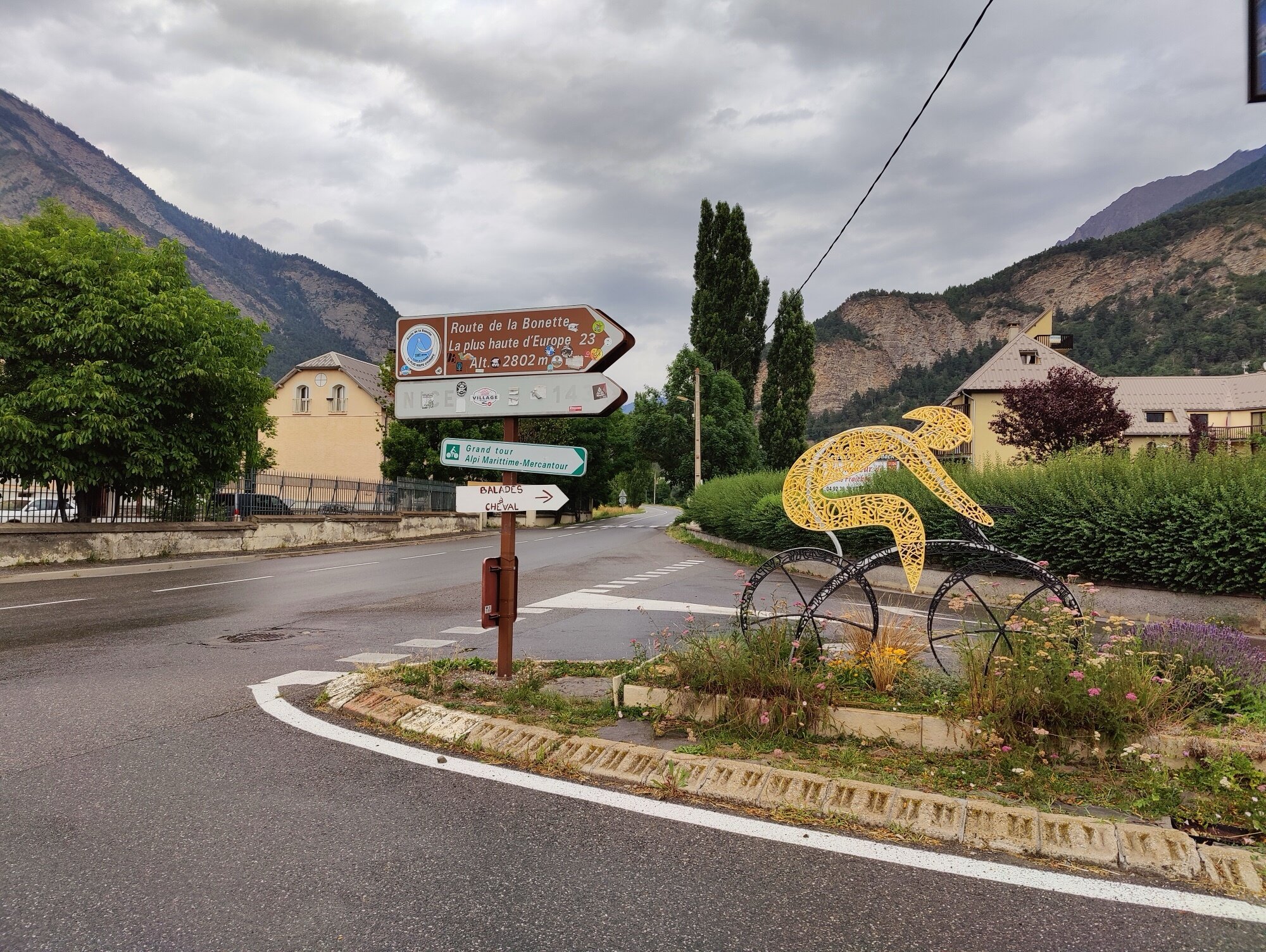 La sculpture du cycliste au départ de la montée de La Bonette — la route vers le plus haut point d'Europe