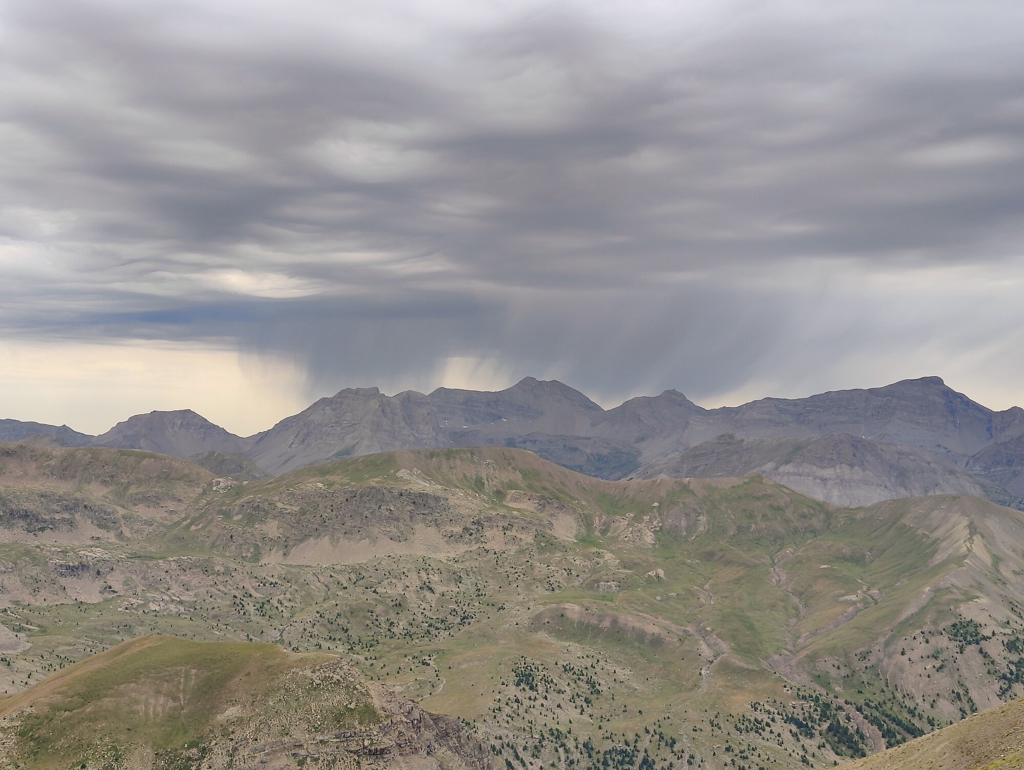 Nuages d'orage au-dessus des sommets vus depuis plus de 2 800 m