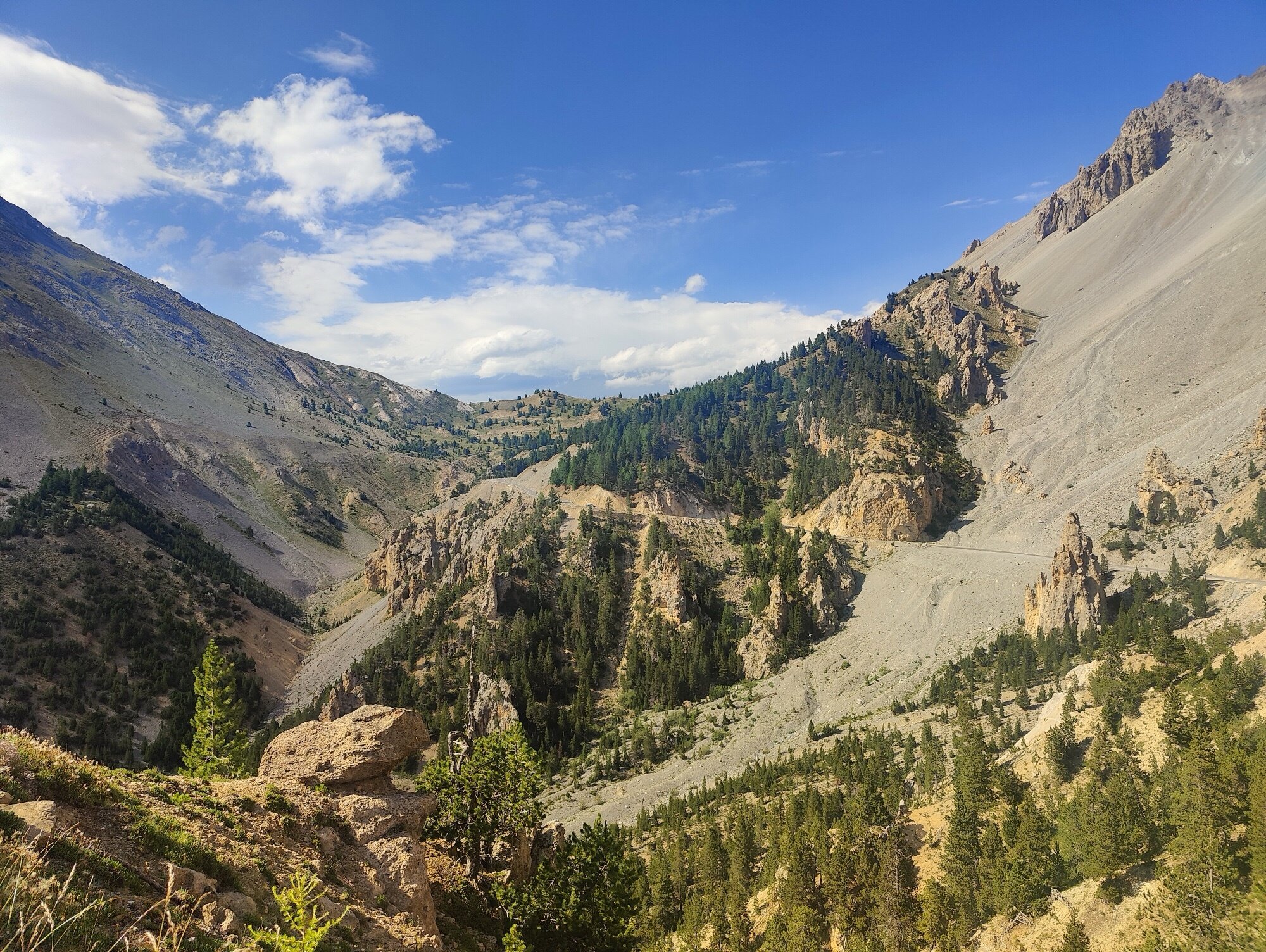 La Casse Déserte — cheminées de roche érodées dans les éboulis orangés