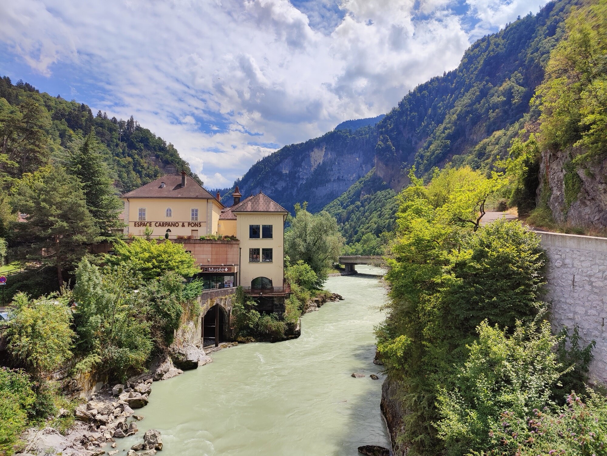 Rivière et montagnes dans la vallée de l'Arve