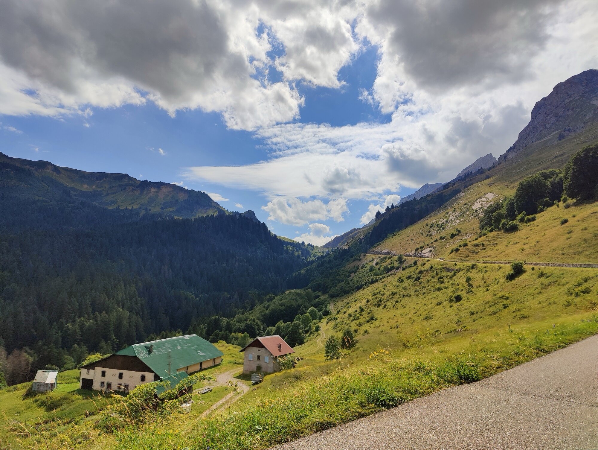 Vallée alpine avec fermes en montant vers la Colombière