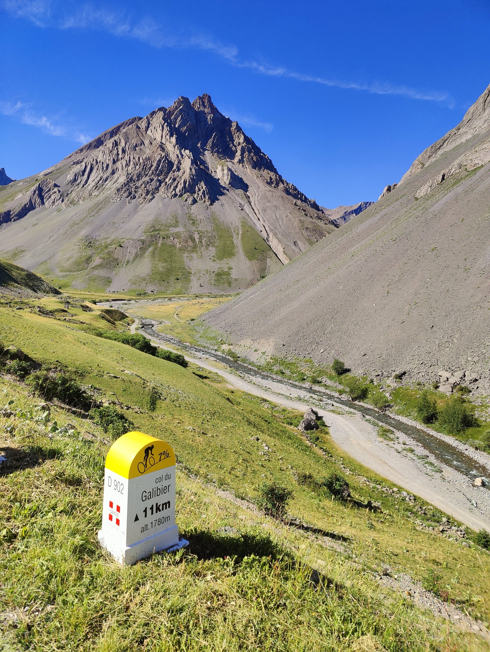 La borne du Galibier à 11 km avec le pic dramatique en arrière-plan
