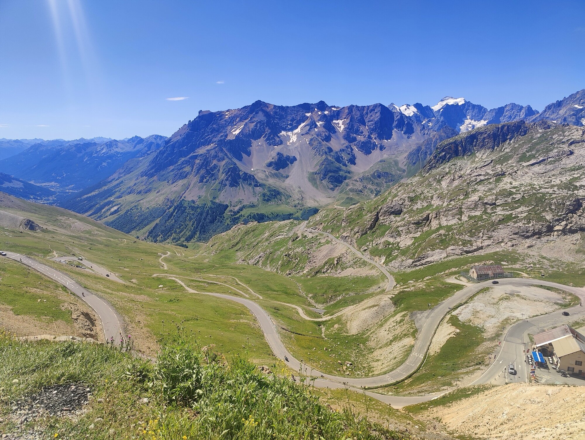 Les lacets vus depuis le sommet du Galibier avec les sommets enneigés