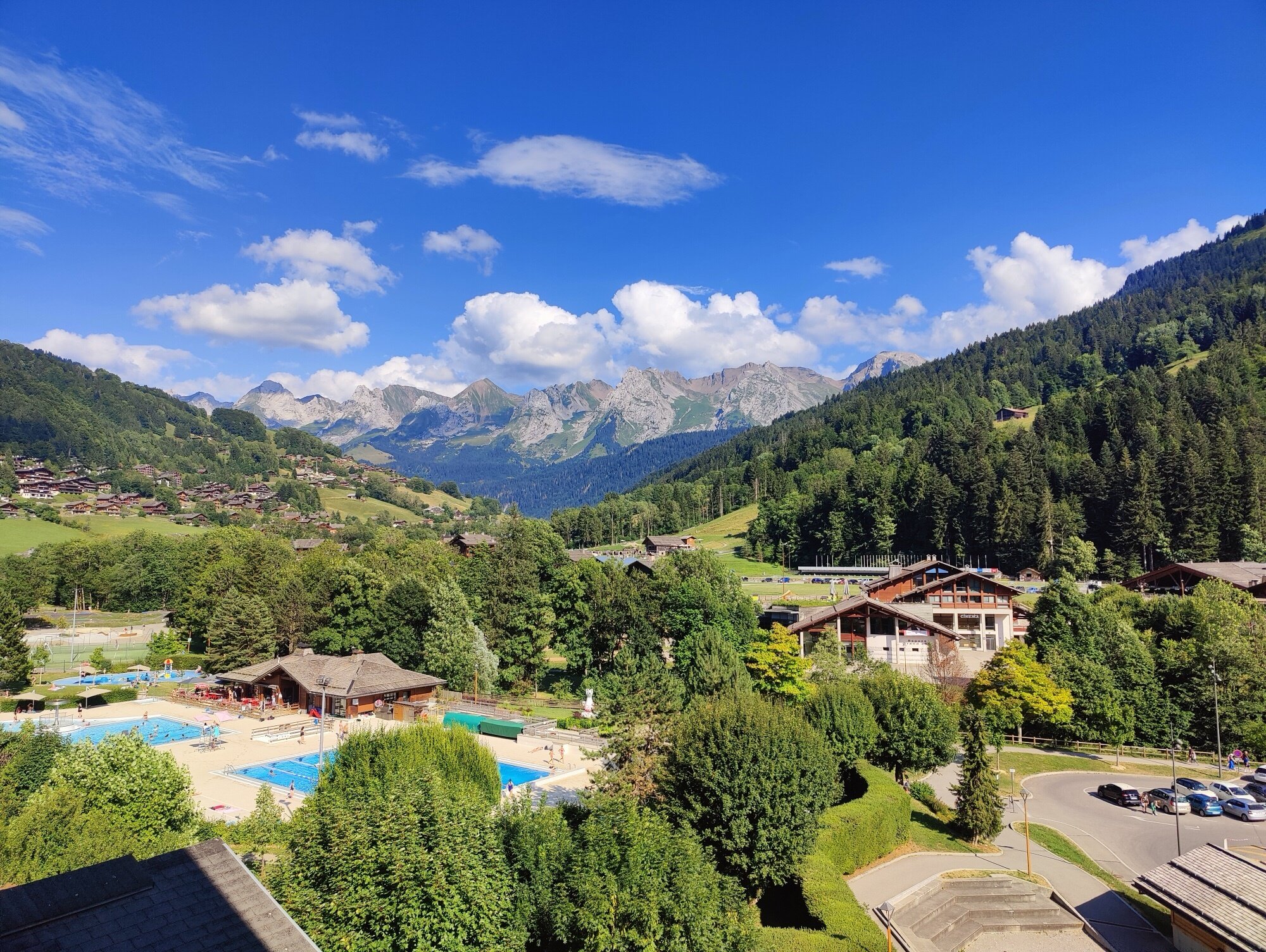 Le Grand-Bornand niché dans la vallée — fin du Jour 1