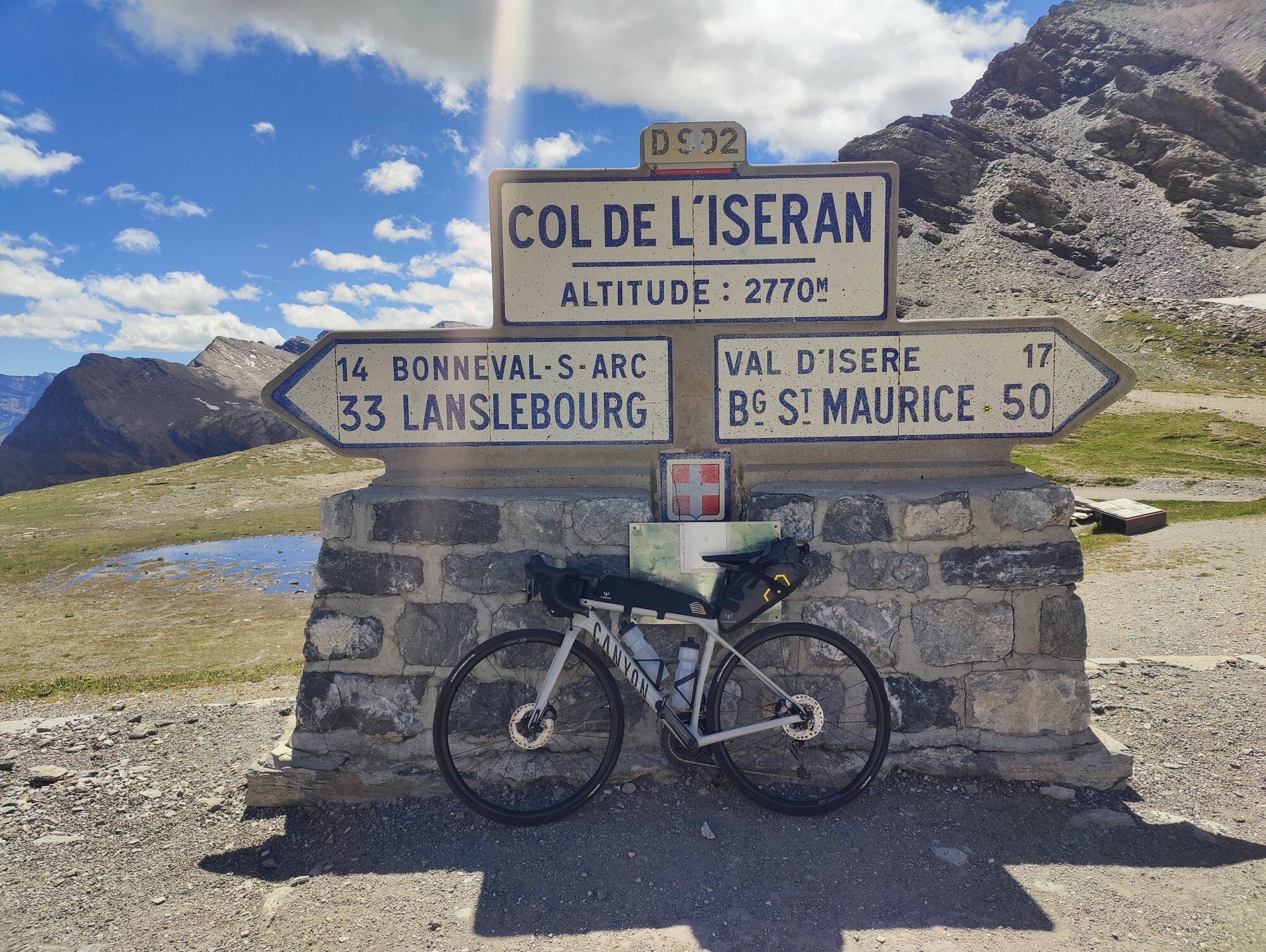 Panneau du Col de l'Iseran à 2 770 m avec le vélo
