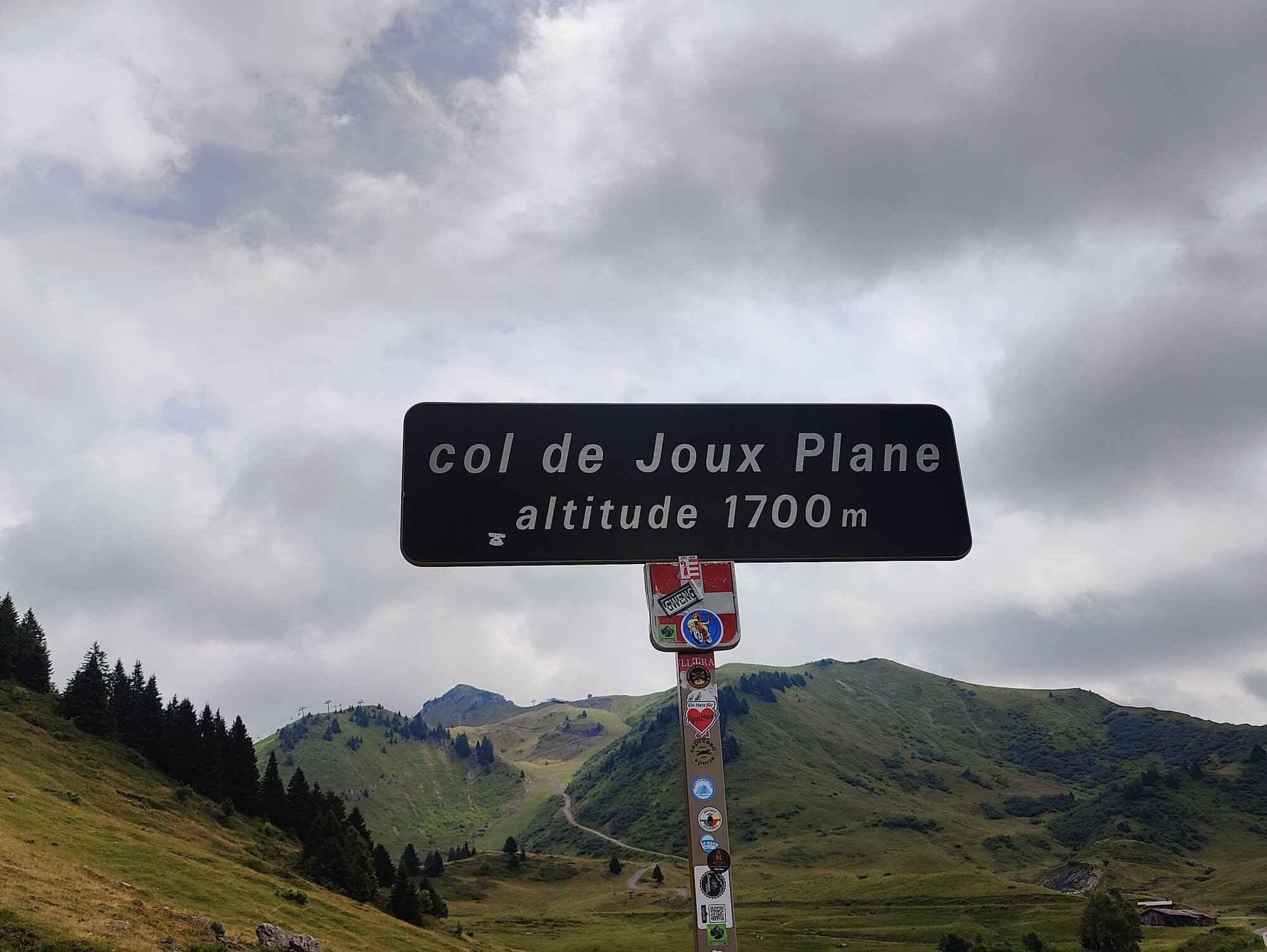 Le panneau du Col de Joux Plane à 1 700 m — notre premier col du voyage