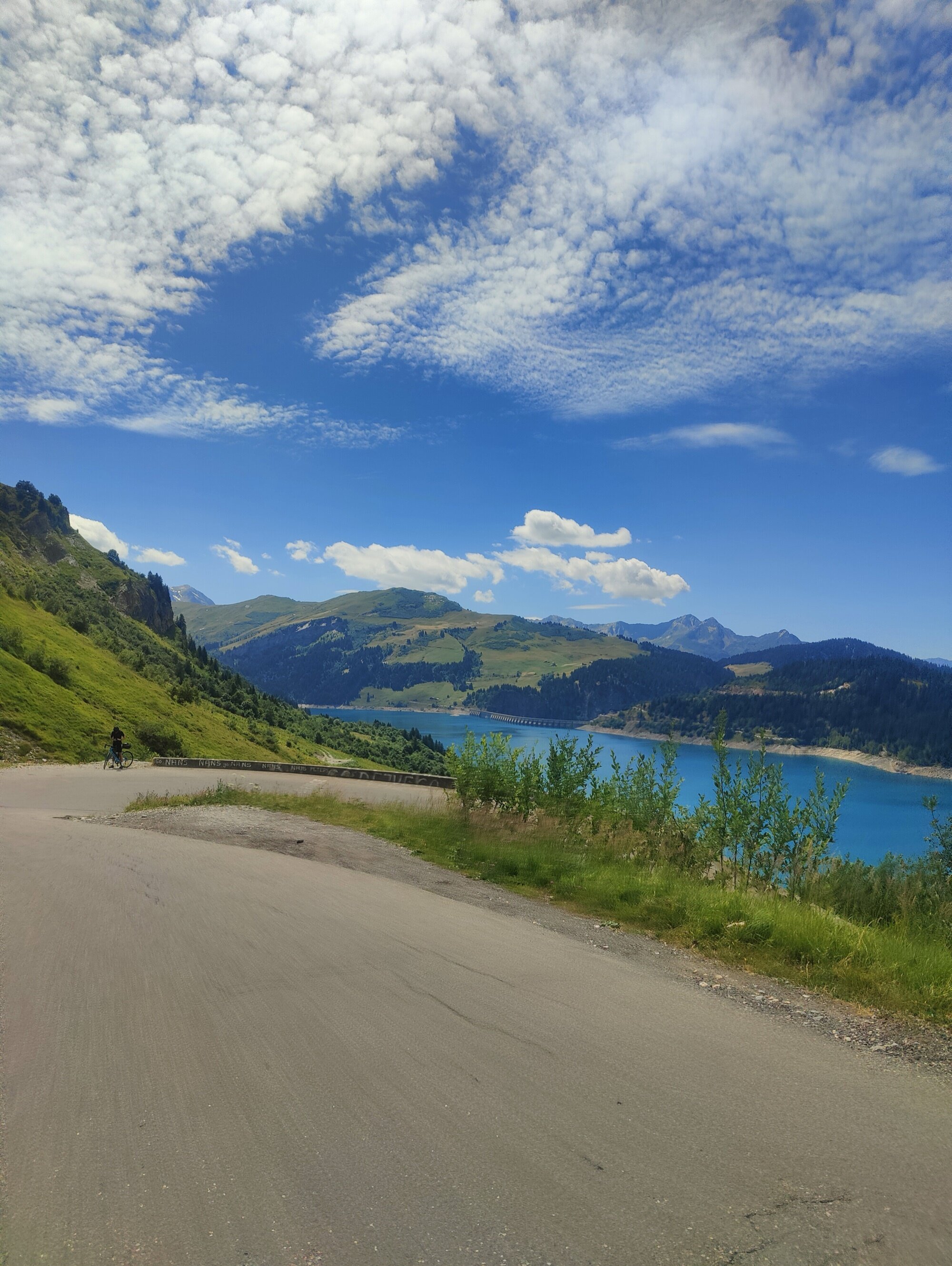 Le lac turquoise de Roselend apparaît à l'approche finale