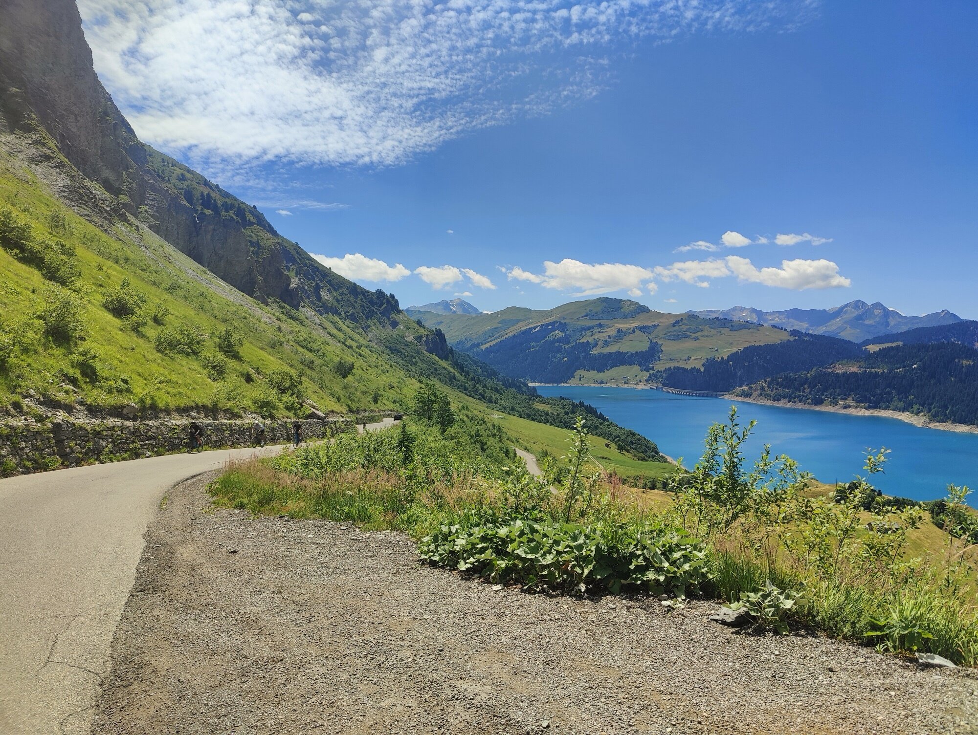 La route serpentant au-dessus du lac — l'un des plus beaux tronçons des Alpes