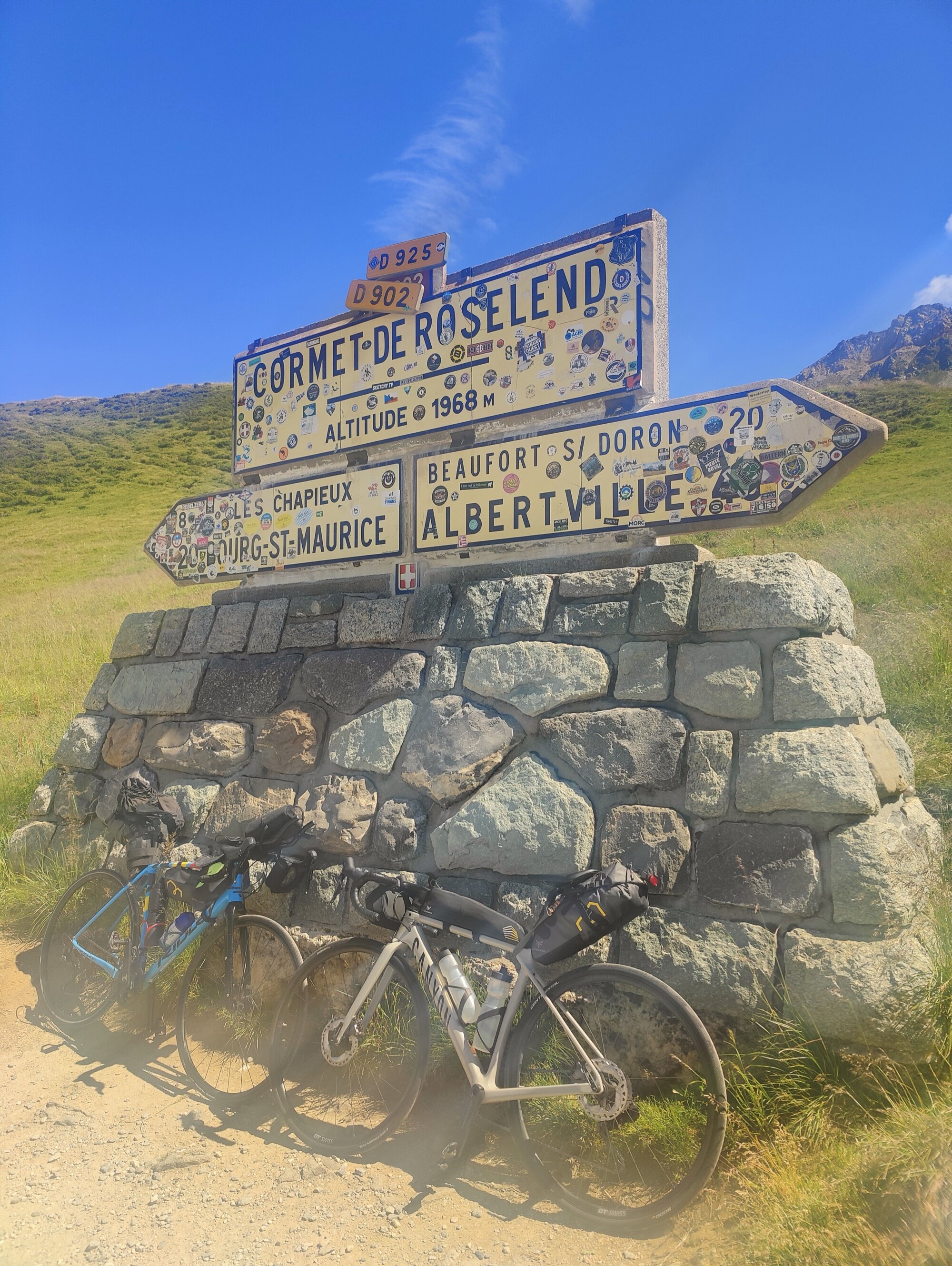 Le panneau du Cormet de Roselend à 1 968 m avec nos vélos