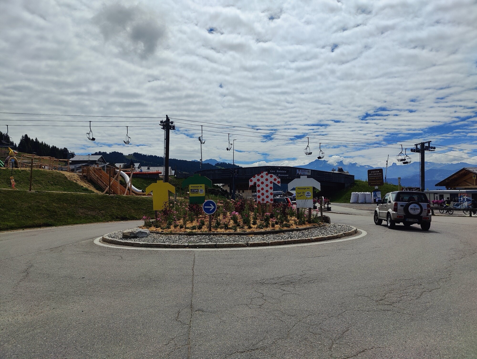 Rond-point aux Saisies avec les maillots jaune et à pois du Tour de France