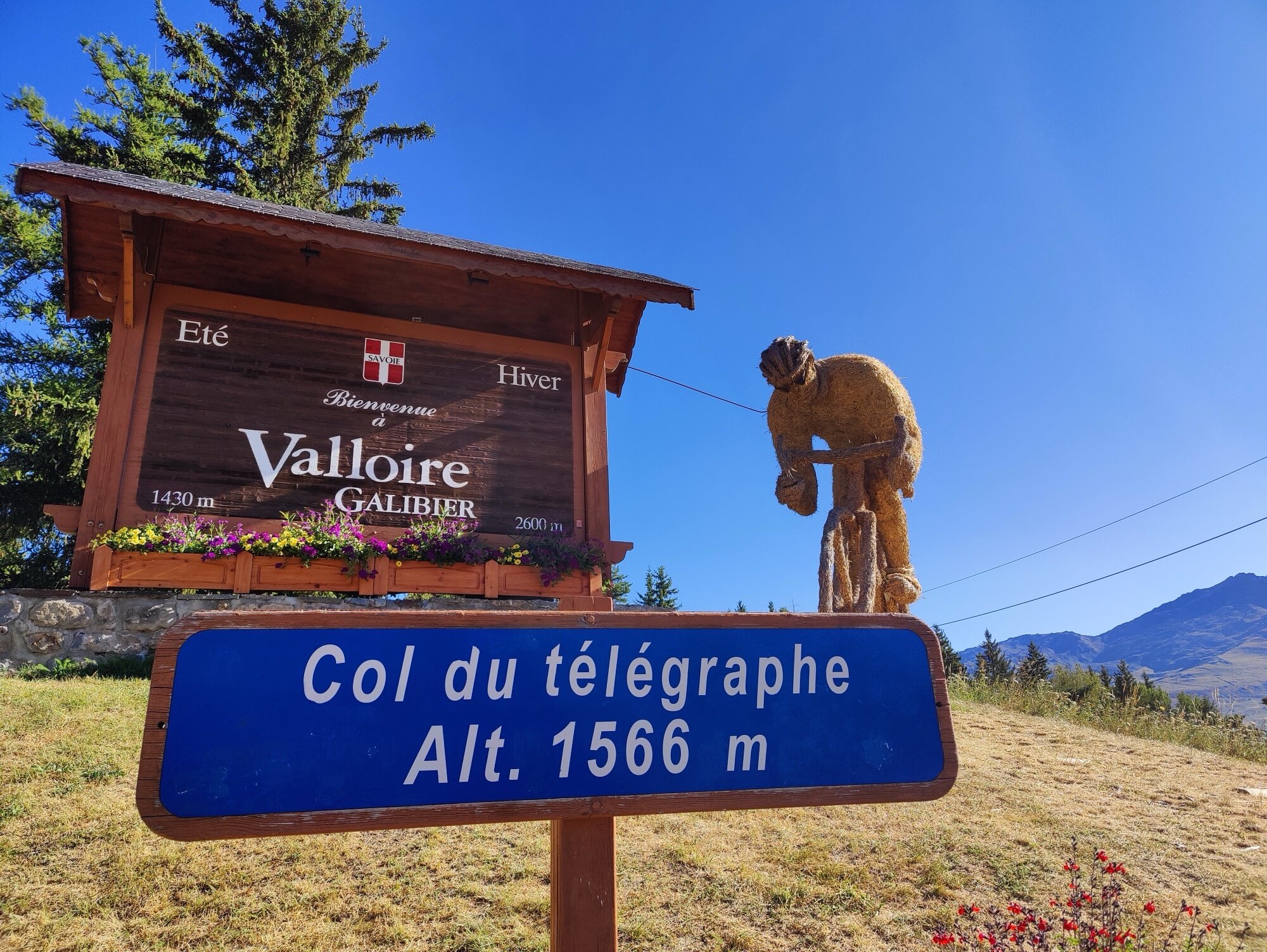 Sommet du Col du Télégraphe à Valloire avec la statue du cycliste