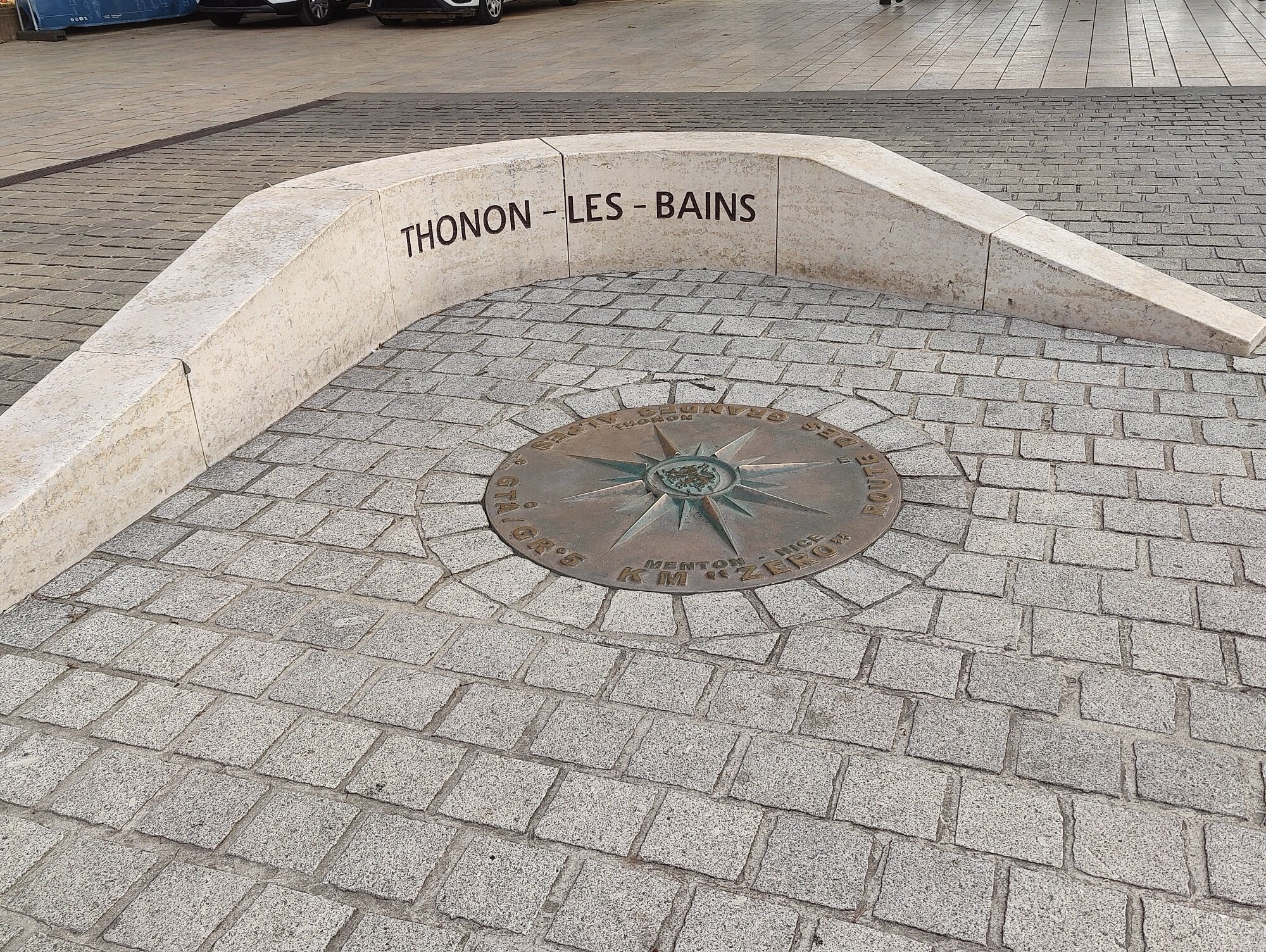 Le marquage au sol du départ officiel de la Route des Grandes Alpes à Thonon-les-Bains