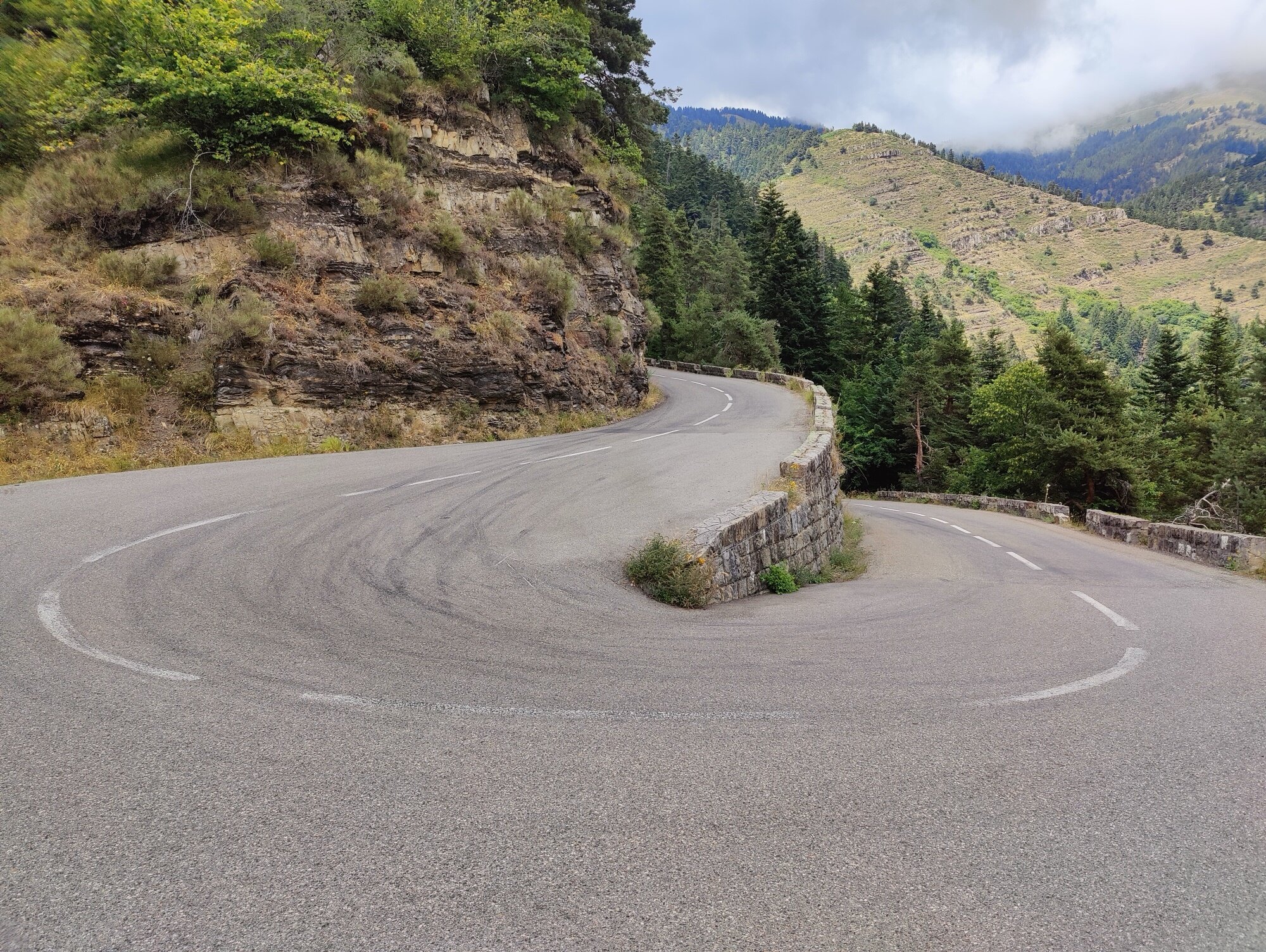 Virage en épingle parfait sur la descente du Turini — la route du Rallye de Monte-Carlo