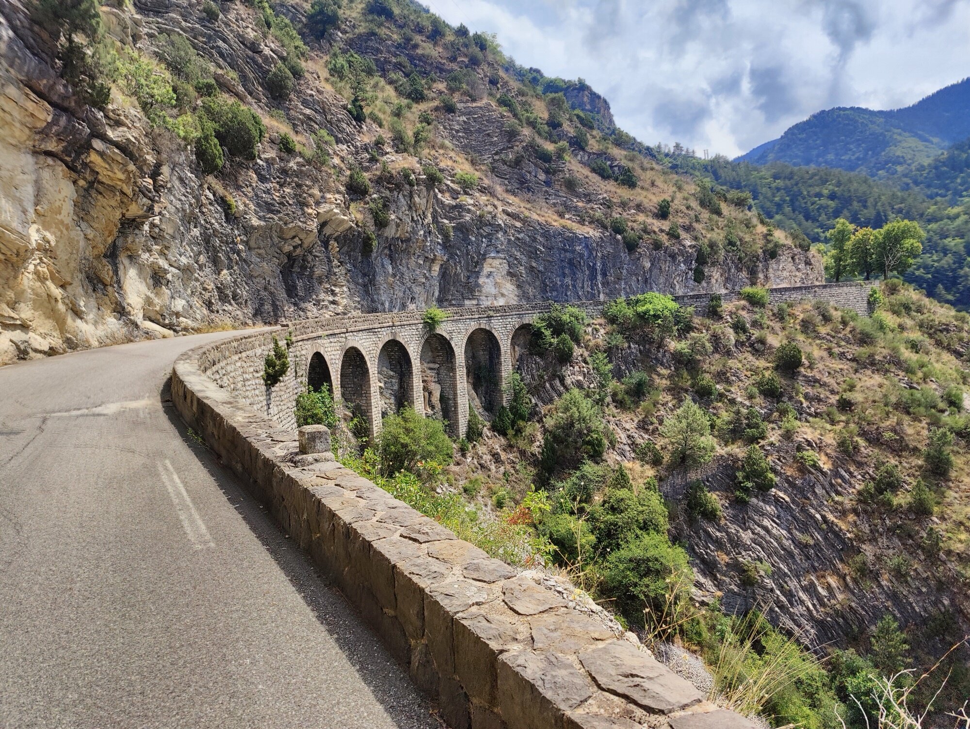 Viaduc en arches de pierre sur la route de montagne vers le Col de Turini