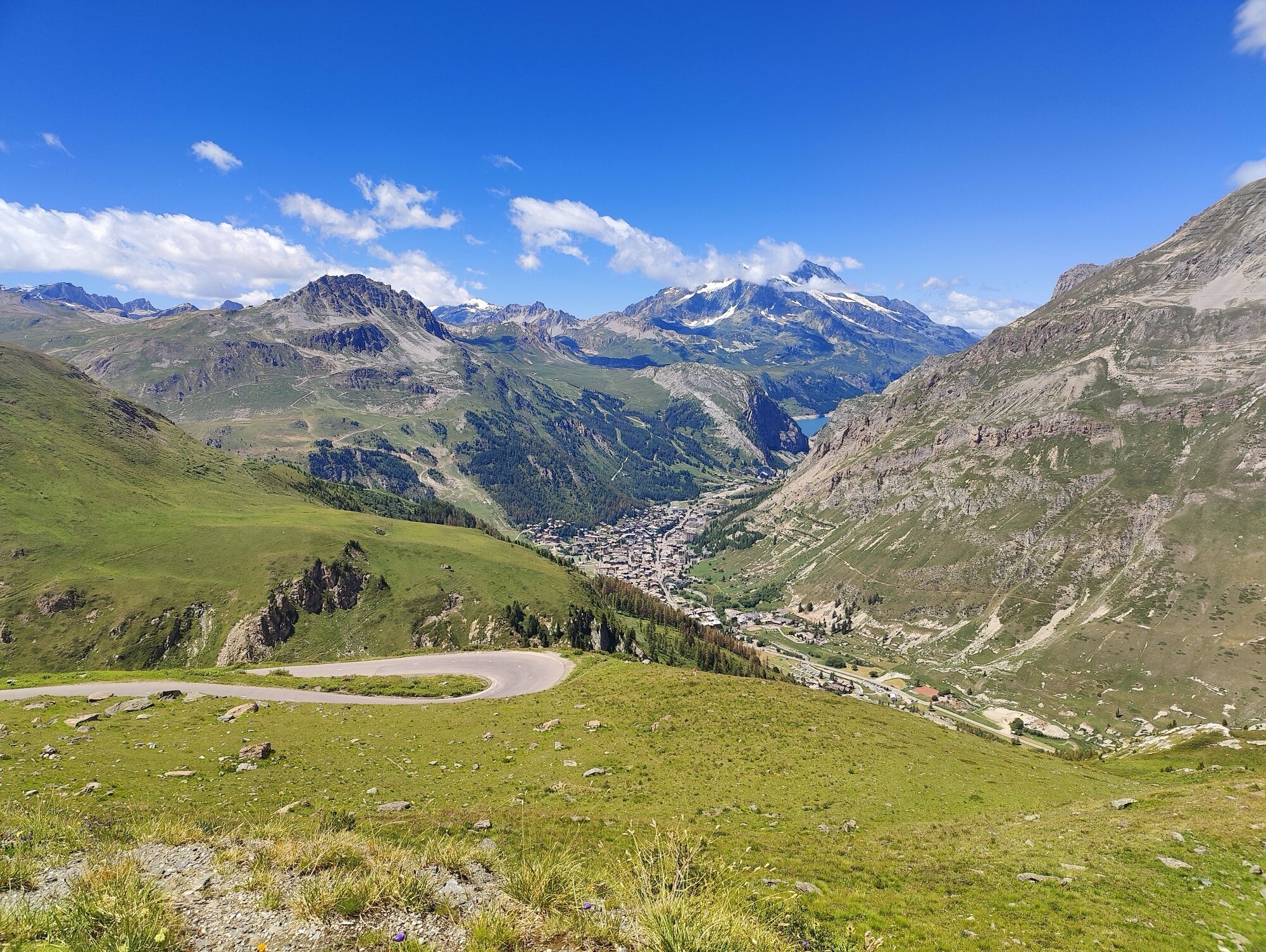 Vue plongeante sur Val d'Isère — les lacets et les montagnes s'étendant jusqu'à l'horizon